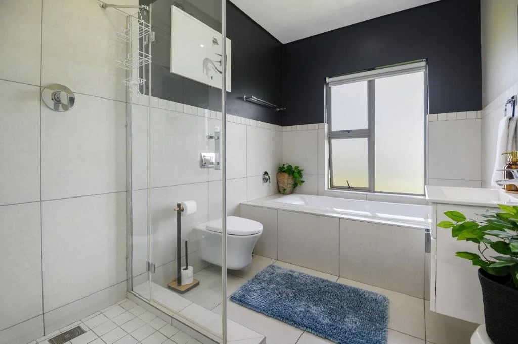 Main En-Suite.jpg