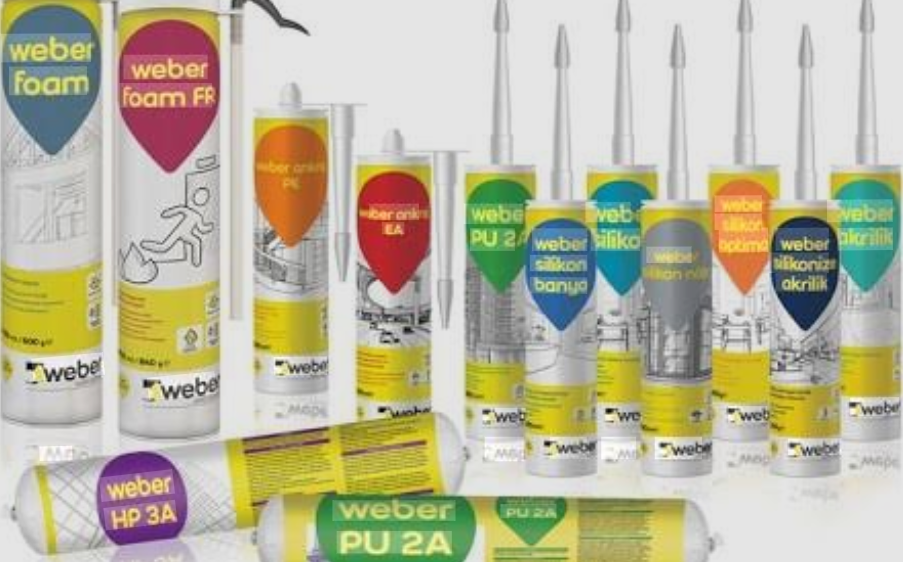 Farklı tiplerde ve renklerde silikon ve foam ürünleri, Weber markasıyla duvar ve pencere yalıtımı için kullanılıyor.