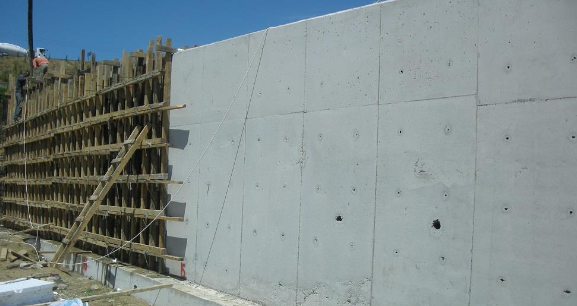 Beton perde duvar inşaatı, iskele ve yapım malzemeleriyle bir yapı inşası.