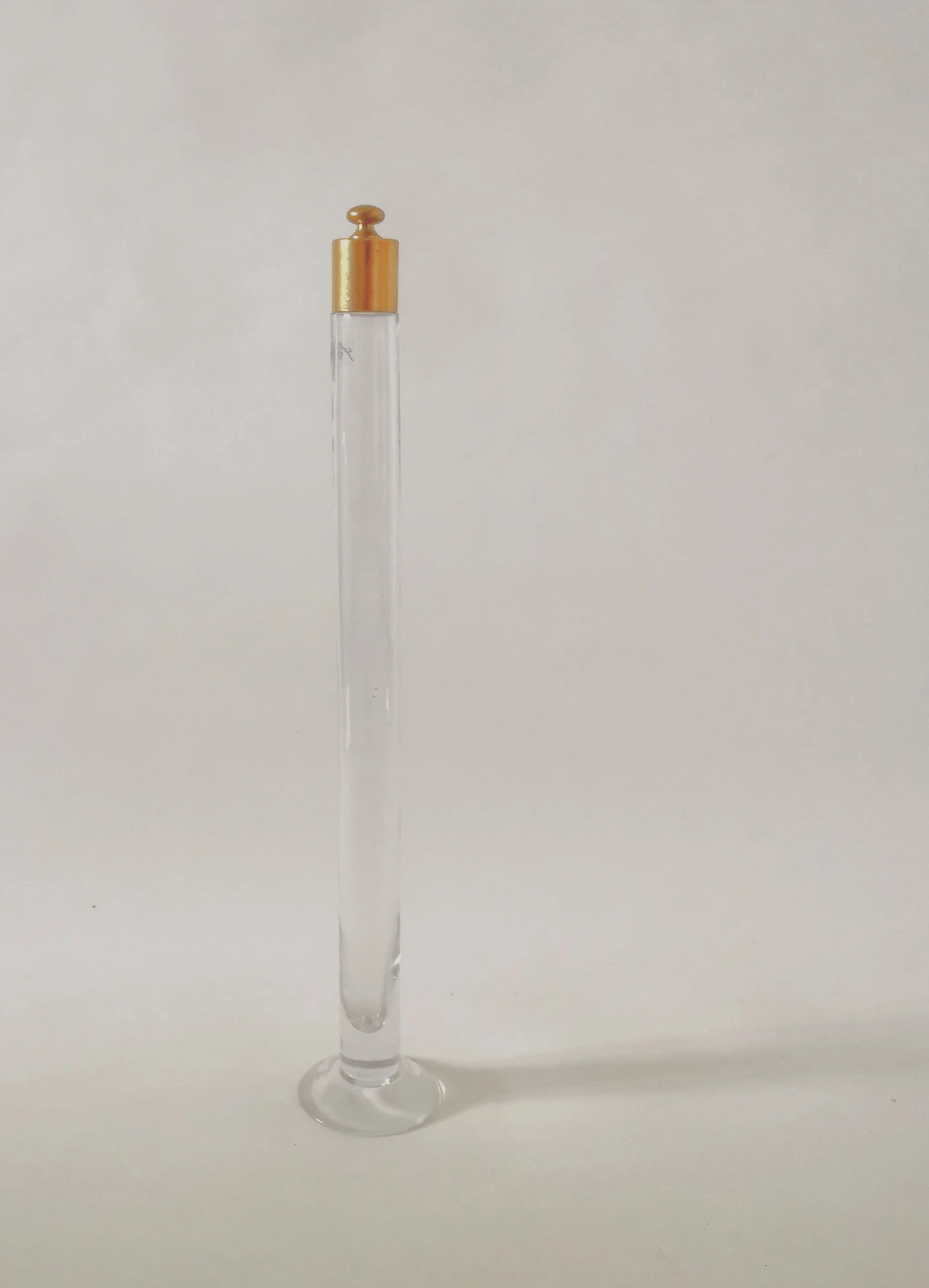 the weight on top (Glas, Metall)