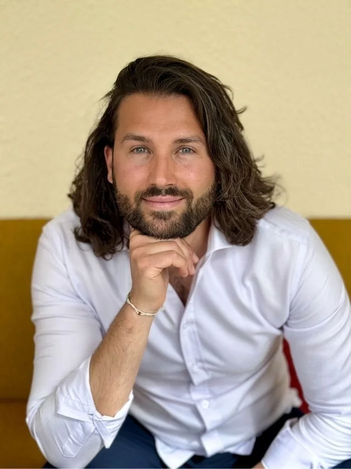 Andrea Valgoi, self love coach offering inner growth support and self-love coaching services to individuals.