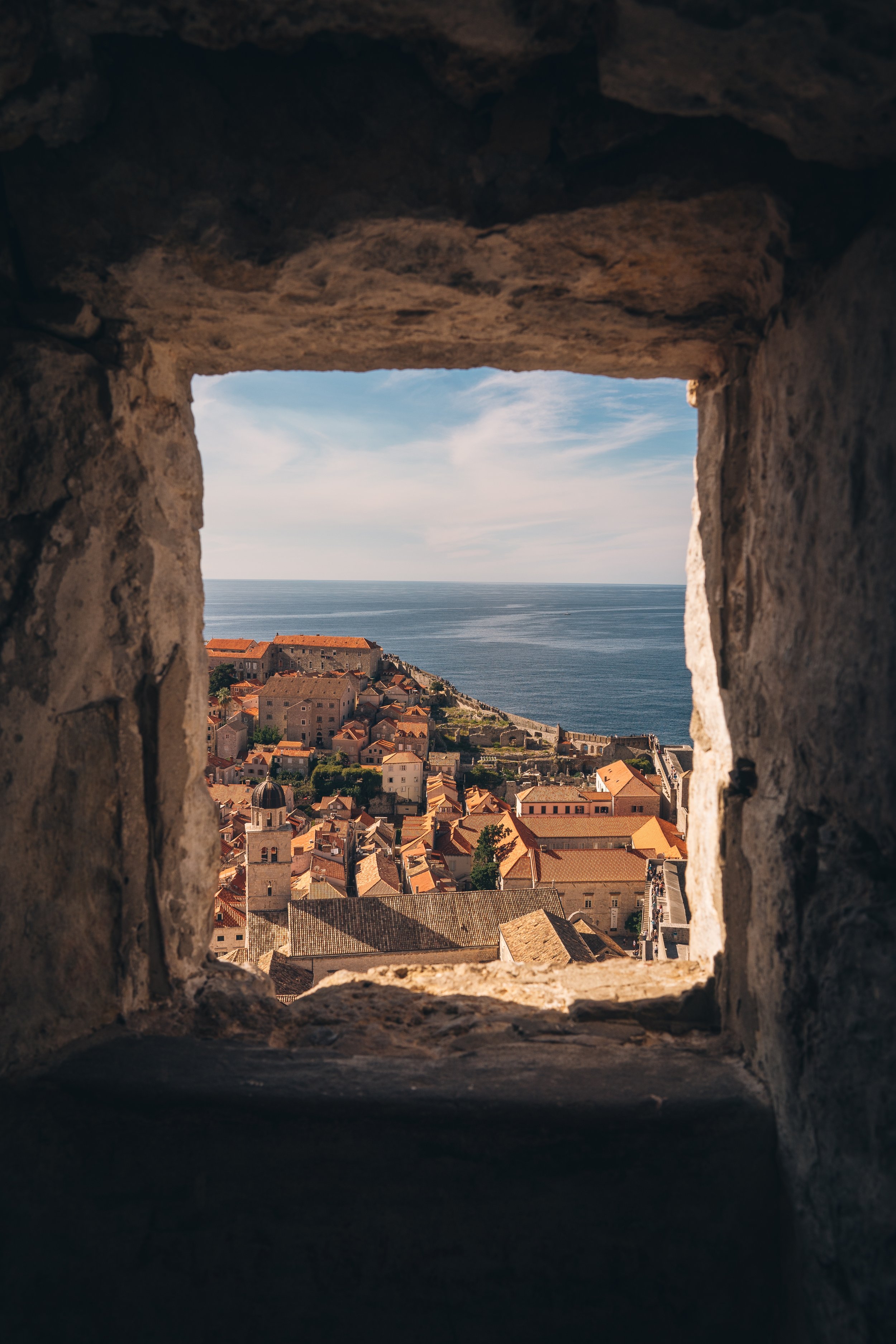 wall-opening-with-view-cityscape-by-sea.jpg