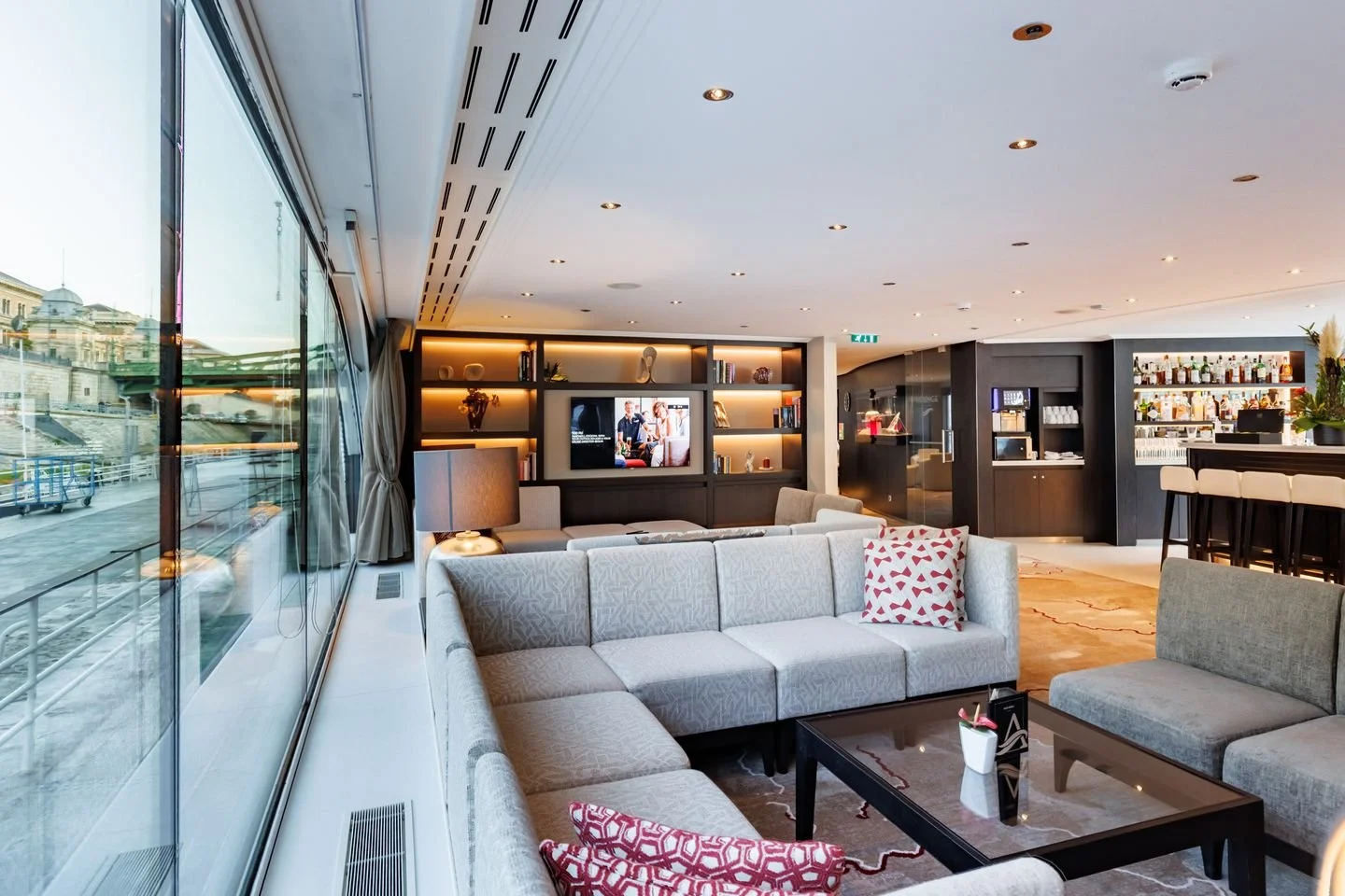 Avalon_Illumination_Ship Gallery_Panorama Lounge.jpg