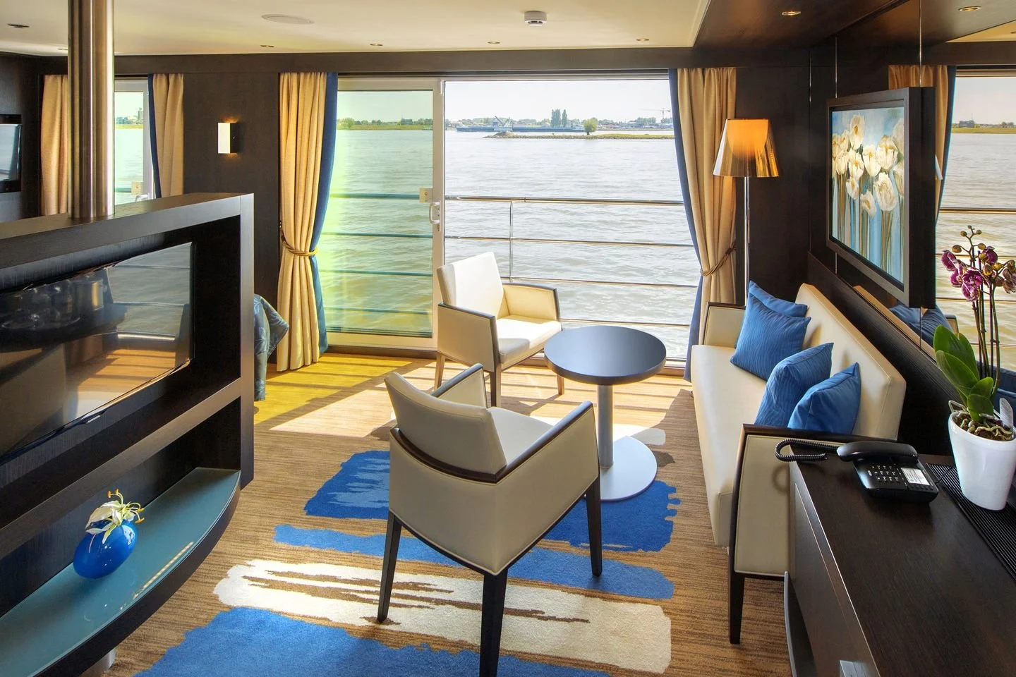 Avalon-Ship-Gallery-ILLUMINATION-Royal-Suite-Sitting-Area.jpg