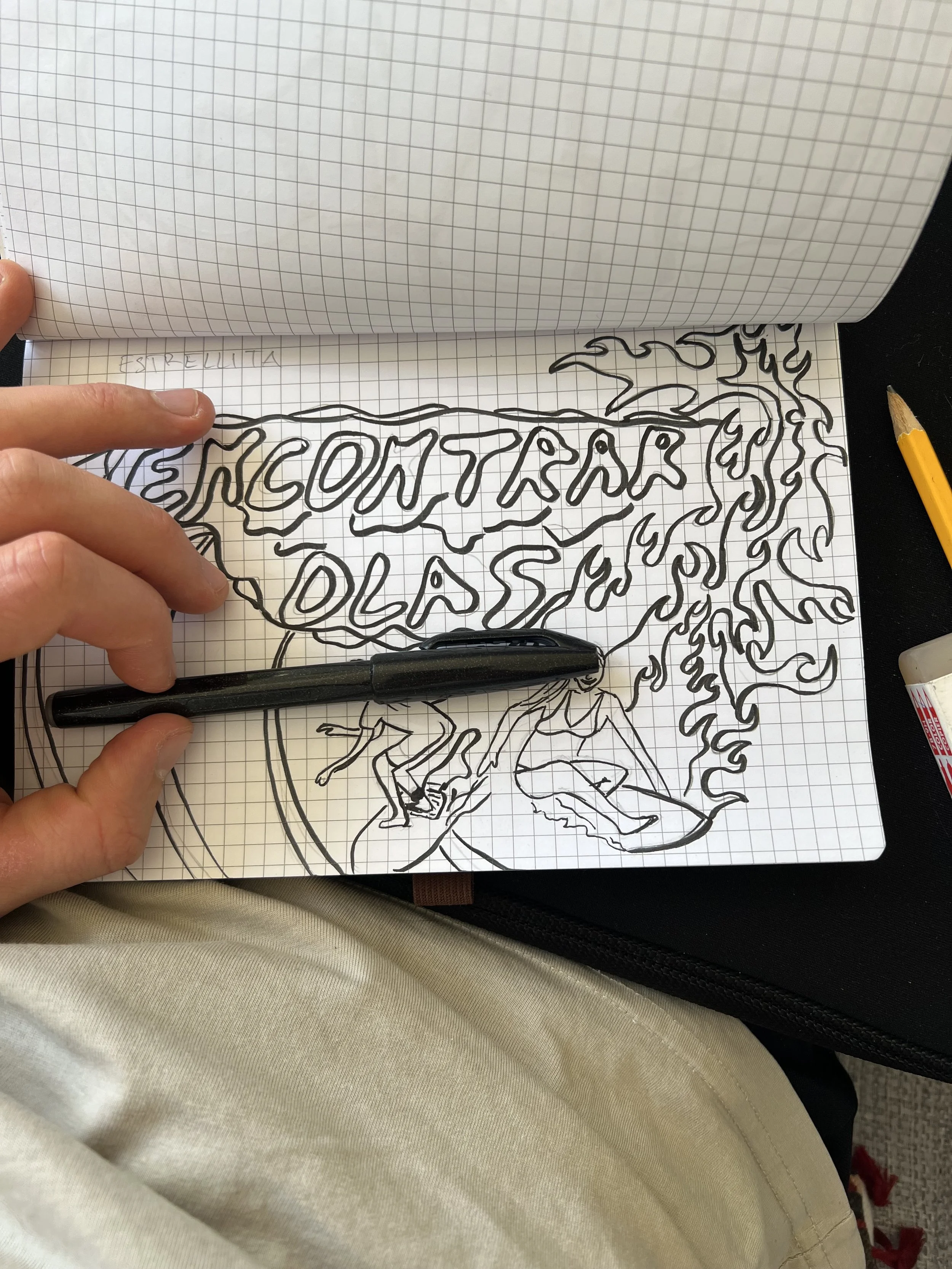 Hand zeichnet eine Comicfigur auf ein kariertes Notizbuch, es ist eine szenische Darstellung mit mehreren Figuren und Flammen. Oben steht das Wort 'STRELLITA'.