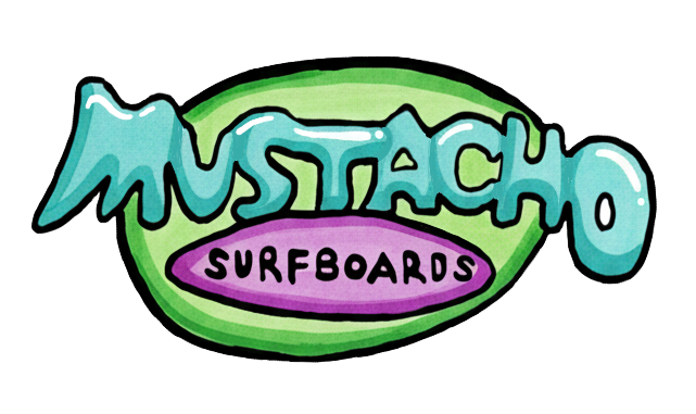 Grafik mit dem Text "MUSTACHO SURFBOARDS" in bunten, verspielten Buchstaben auf einem grünen und lila Hintergrund.