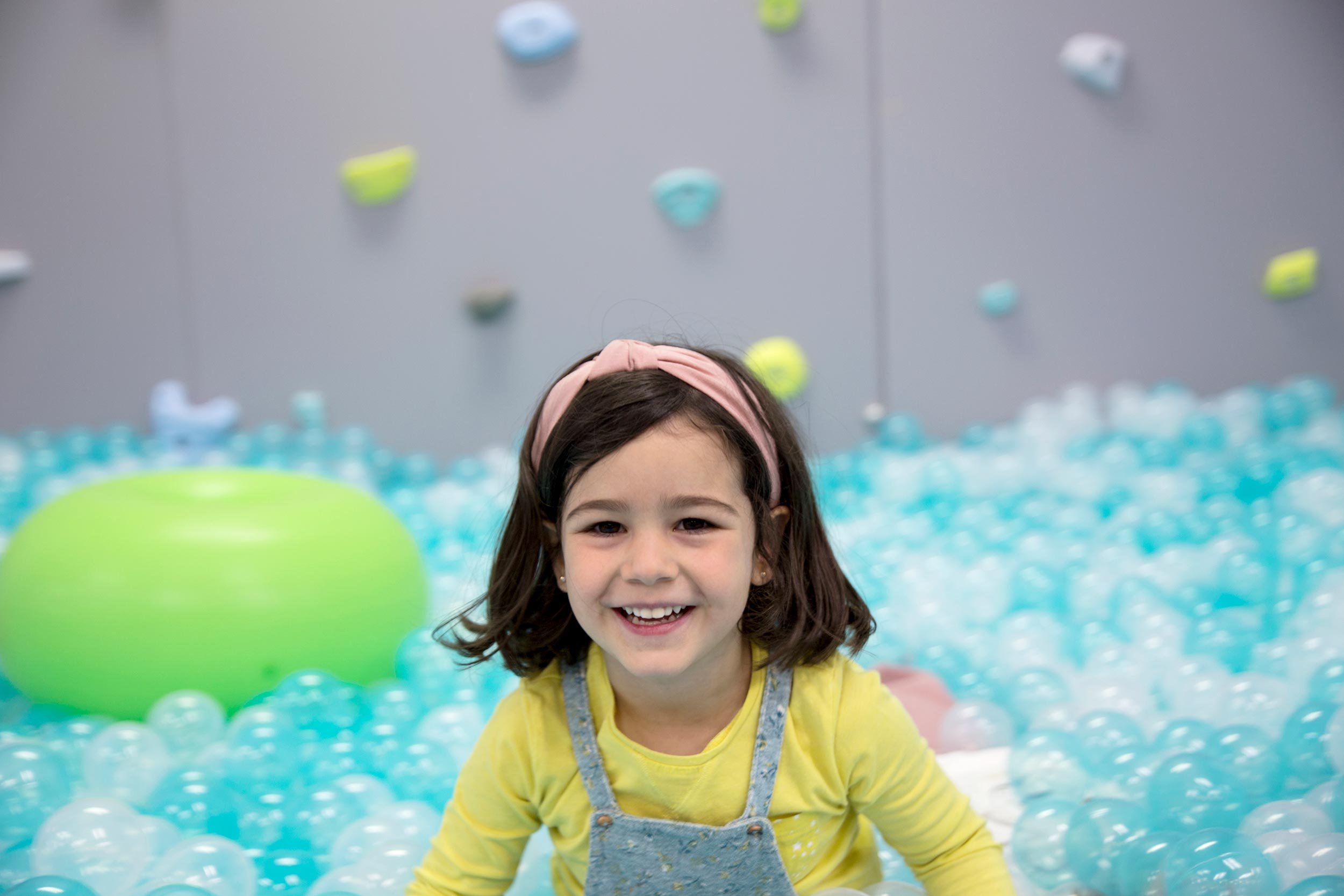 Niña jugando en la zona de juegos de Columpio Playground, playground infantil en Chamartín para juego libre y cumpleaños.