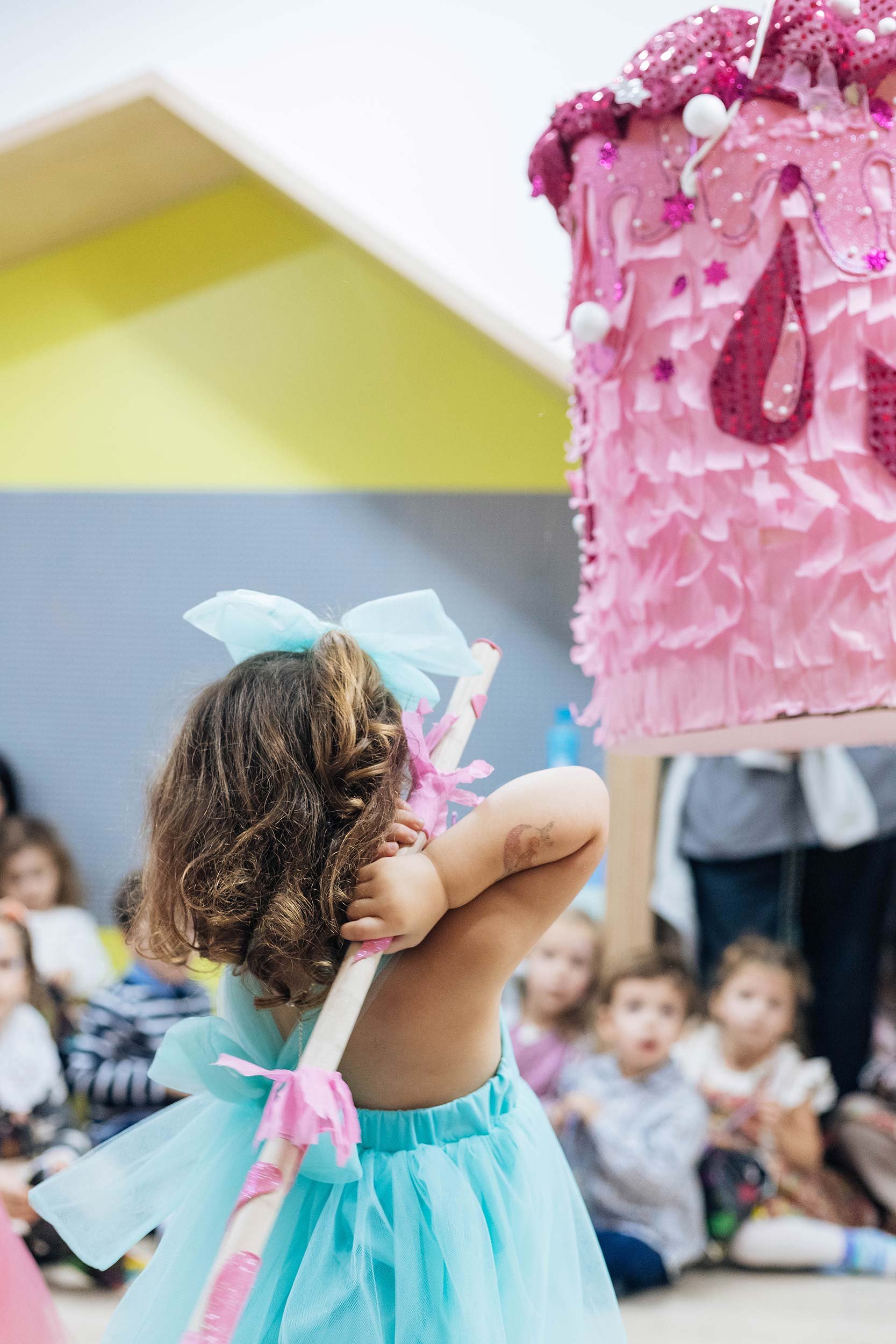 Niña disfrazada de hada durante una fiesta infantil en Columpio Playground, espacio para cumpleaños infantiles en Chamartín, Madrid