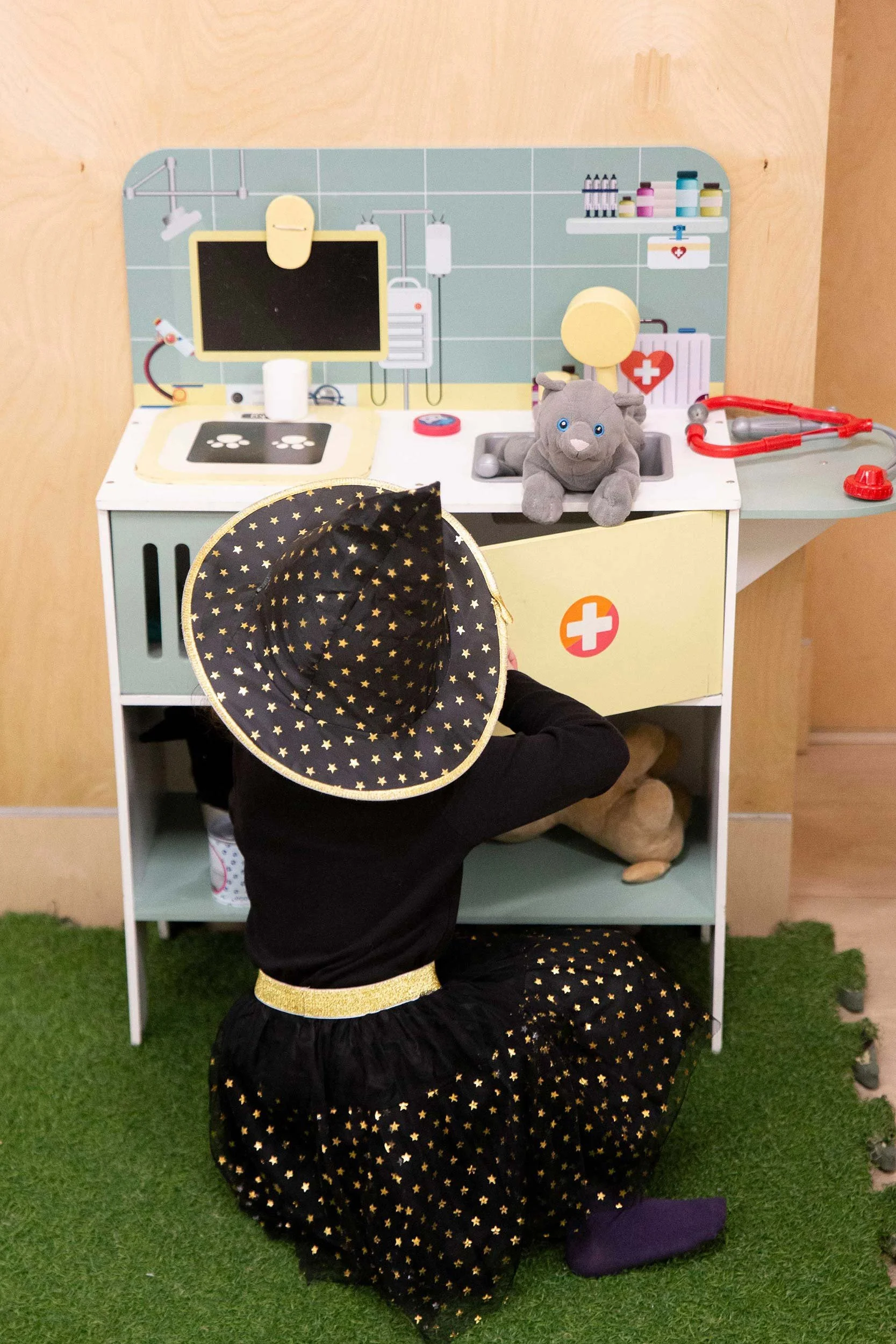 Niña jugando con una cocina infantil en Columpio Playground, espacio de juego creativo para niños en Chamartín, Madrid.