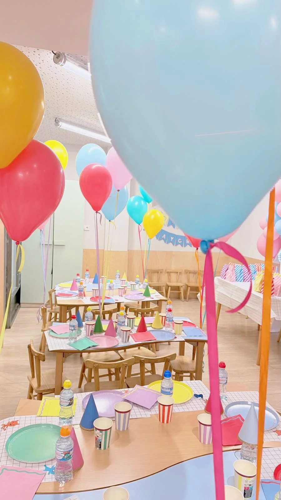 Sala decorada para una fiesta infantil en Columpio Playground, espacio para cumpleaños infantiles en Chamartín, Madrid.