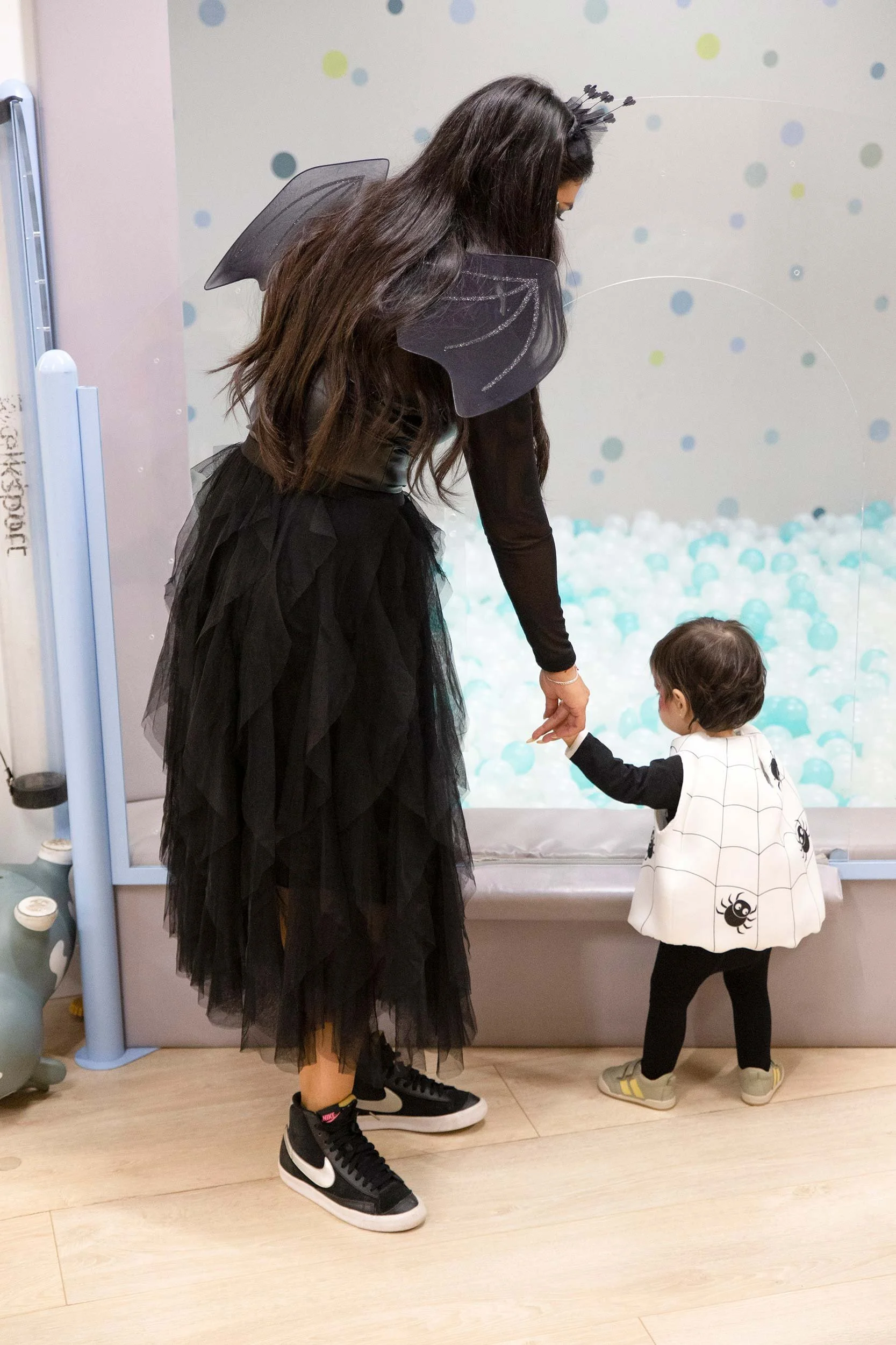 Animadora disfrazada durante una fiesta temática infantil de Halloween en Columpio Playground, espacio para eventos y cumpleaños en Madrid.