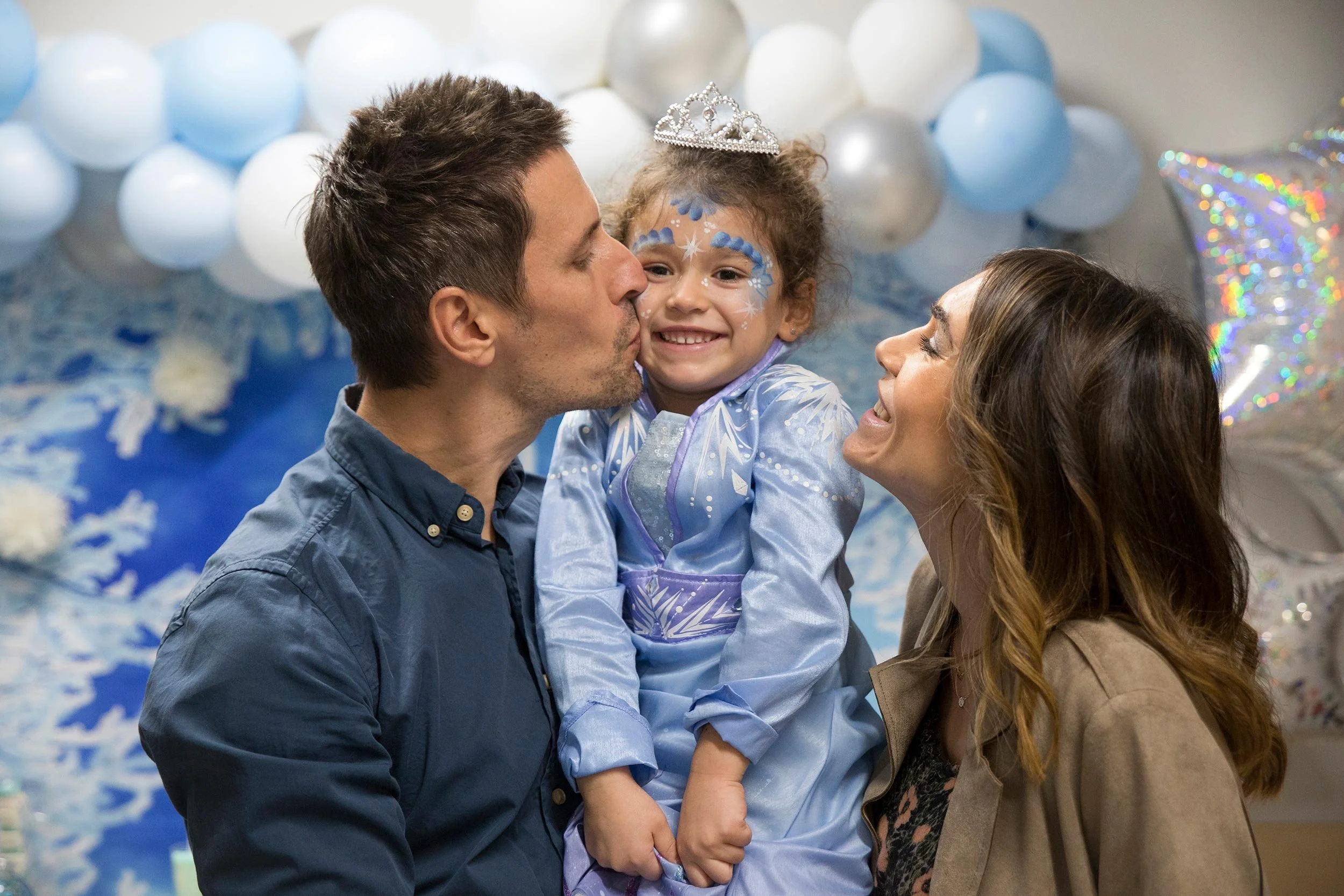 Familia celebrando un cumpleaños infantil en Columpio Playground, espacio para fiestas infantiles en Chamartín, Madrid.