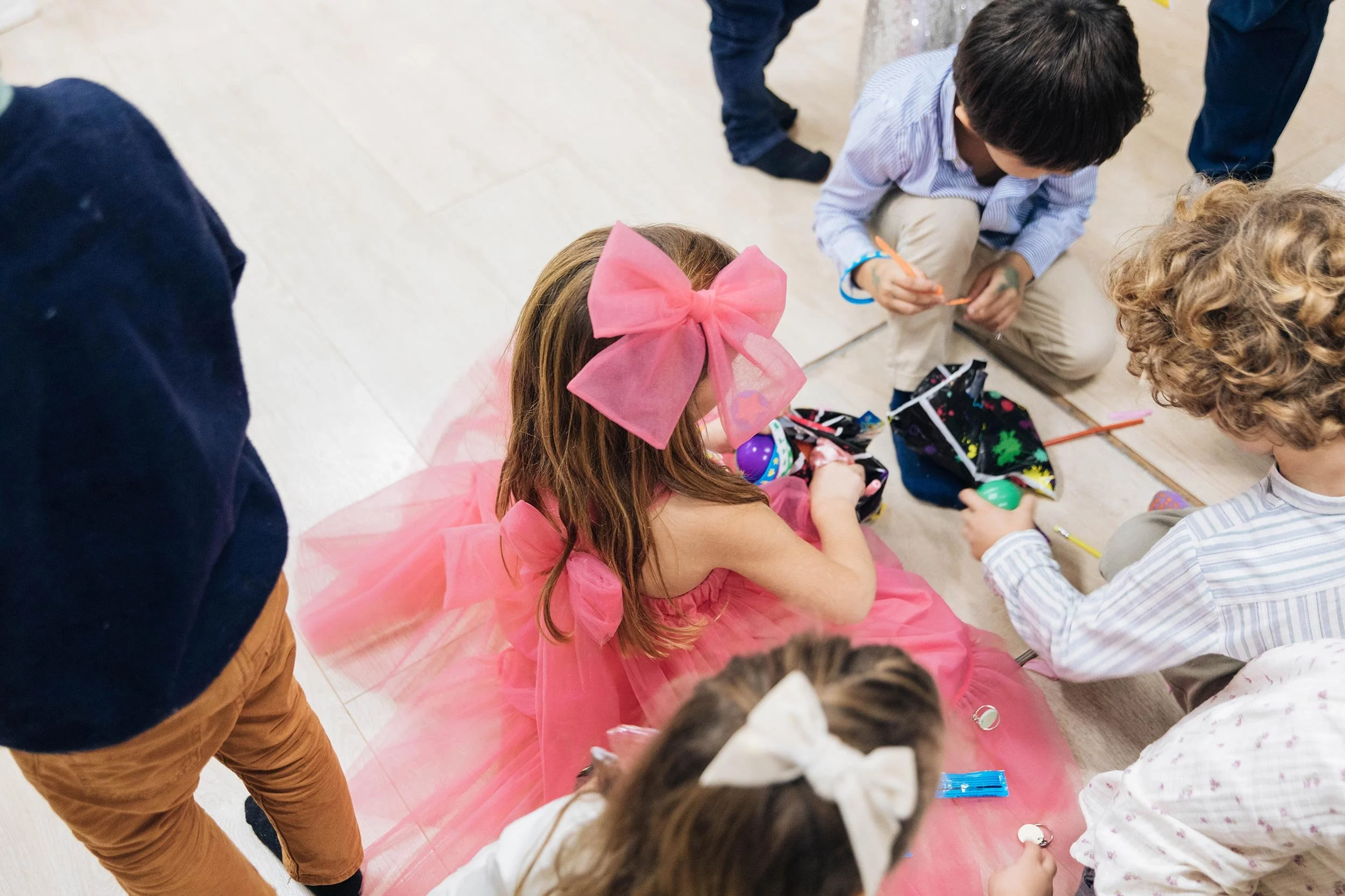 Niños y adultos participando en una actividad grupal en Columpio Playground, espacio familiar para talleres y eventos infantiles en Madrid.