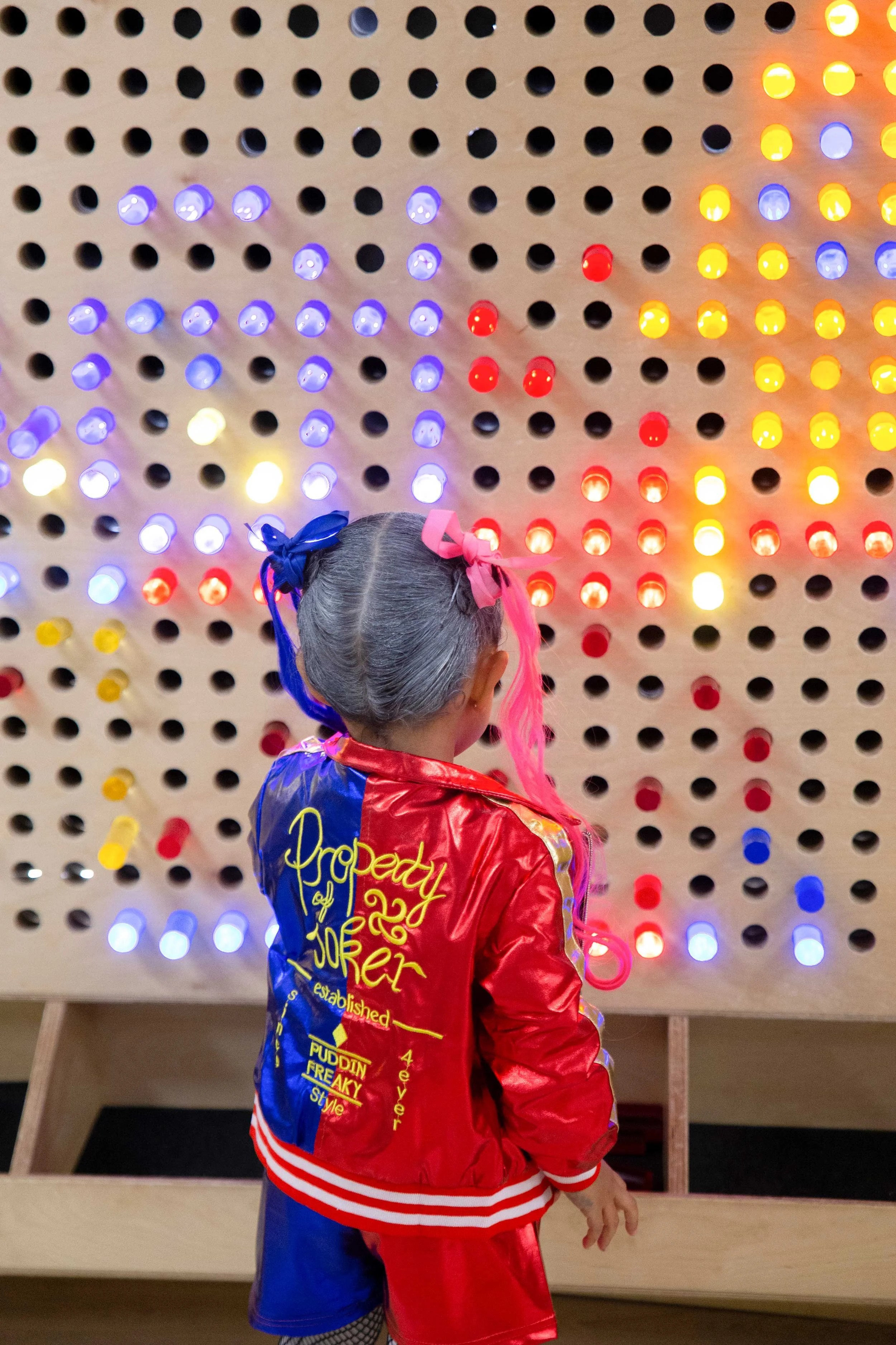 Niña jugando en una zona de actividades de Columpio Playground, espacio infantil en Chamartín para juego y experiencias creativas.
