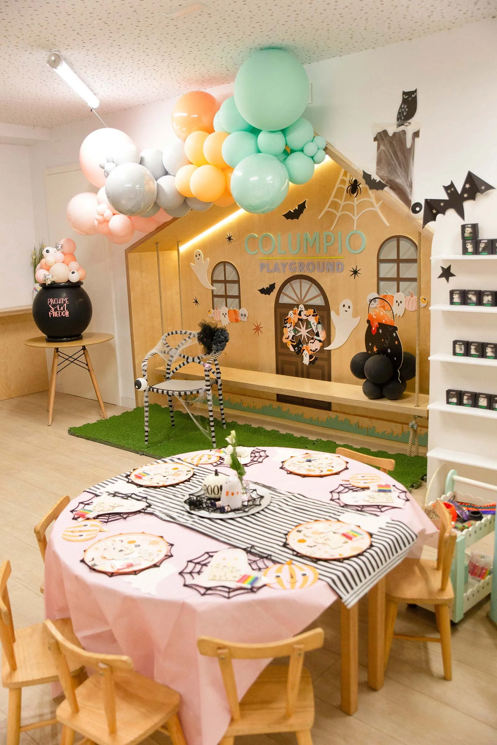 Decoración de Halloween en Columpio Playground, espacio infantil para fiestas de temporada en Chamartín, Madrid.