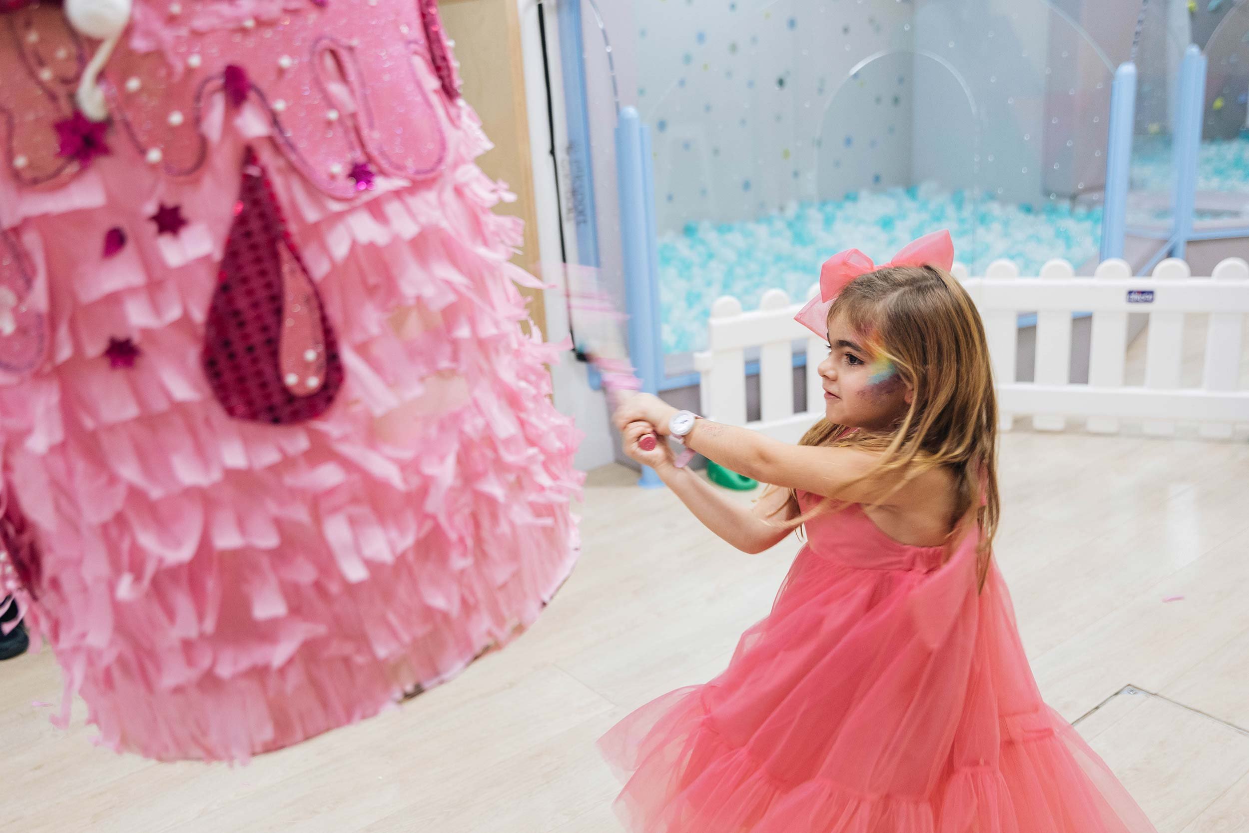 Niña con pintacaras jugando durante una fiesta infantil en Columpio Playground, espacio para cumpleaños en Chamartín.