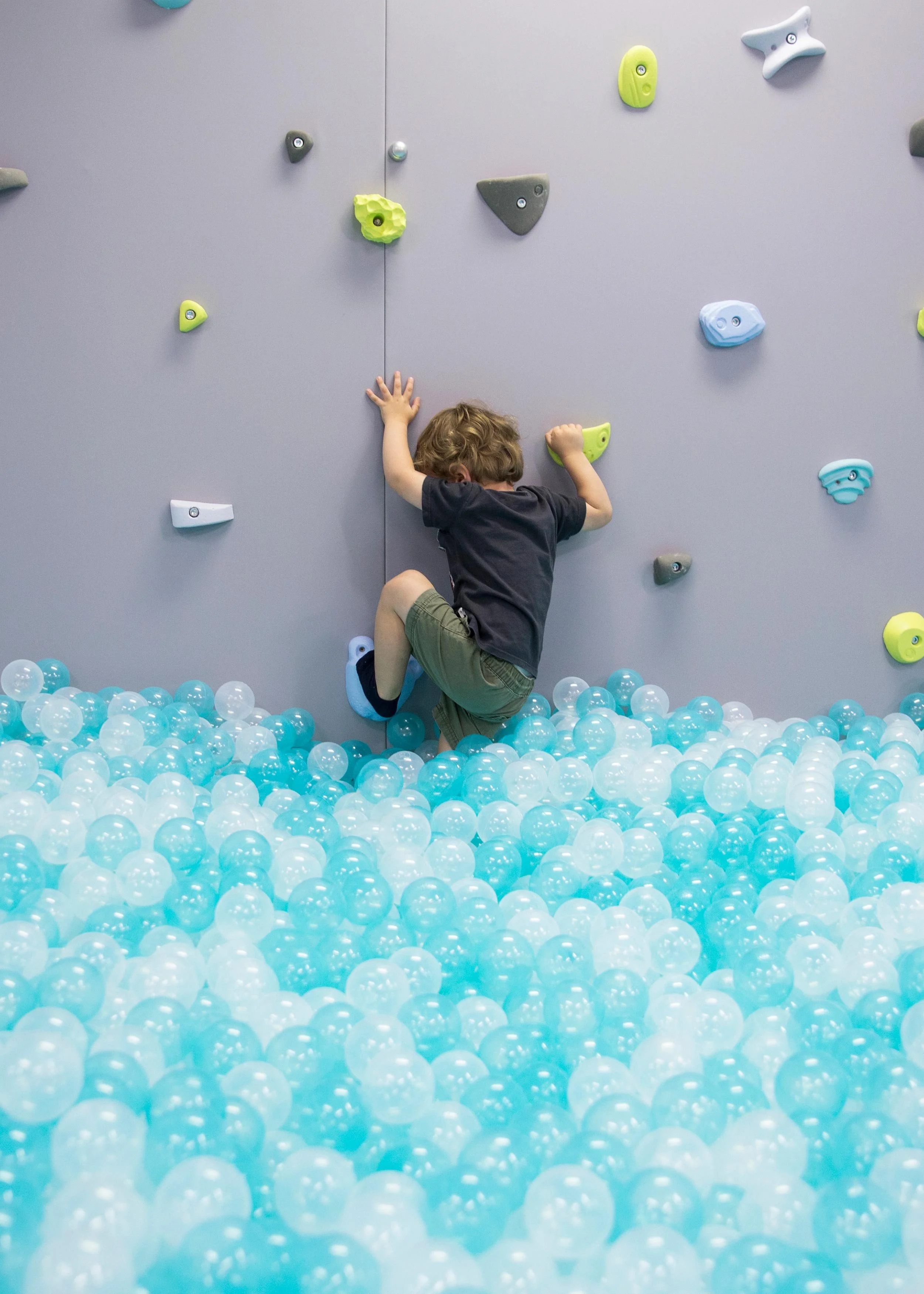 Niño escalando en la zona de juegos de Columpio Playground, playground infantil en Madrid para juego libre y cumpleaños.