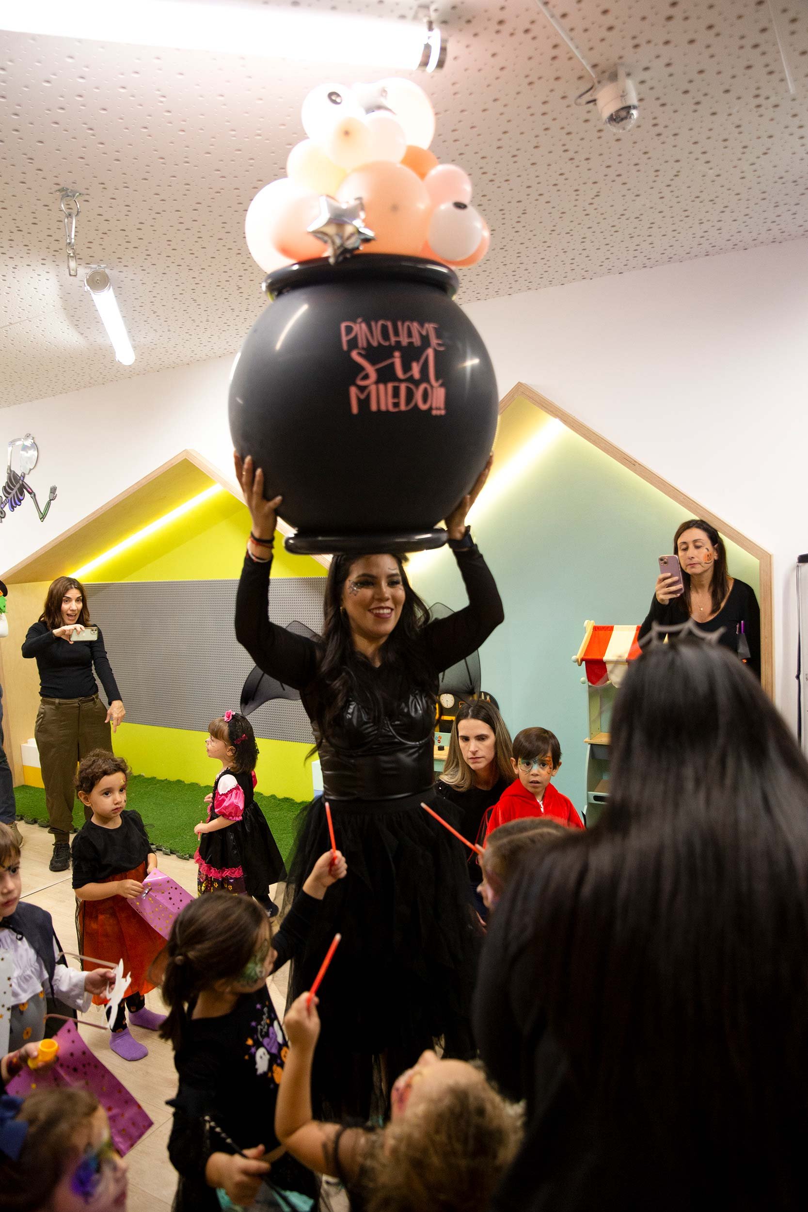 Animadora participando en un evento infantil en Halloween en Columpio Playground, espacio familiar para fiestas y celebraciones en Madrid.
