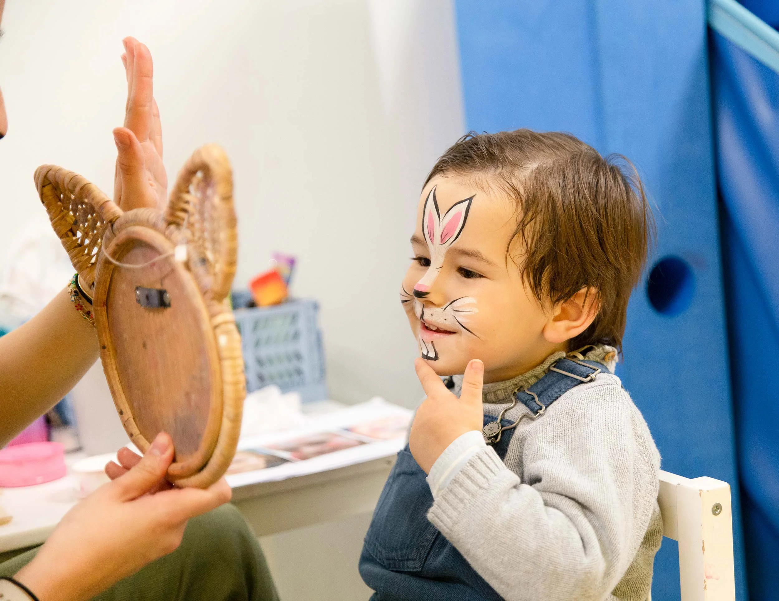Niño con pintacaras durante una fiesta infantil en Columpio Playground, espacio para cumpleaños en Chamartín.