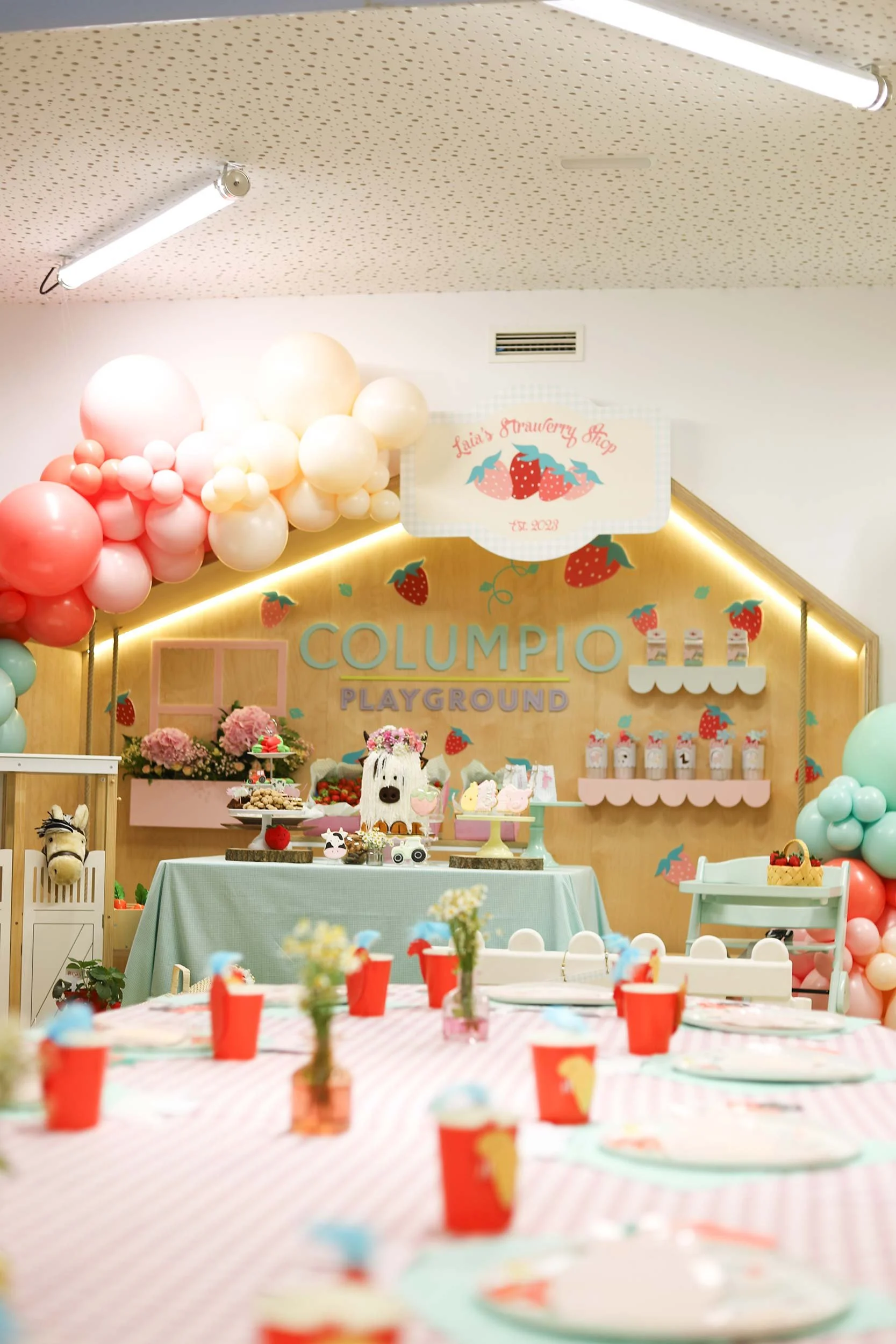 Decoración temática de granja para una fiesta infantil en Columpio Playground, espacio para cumpleaños personalizados en Madrid.