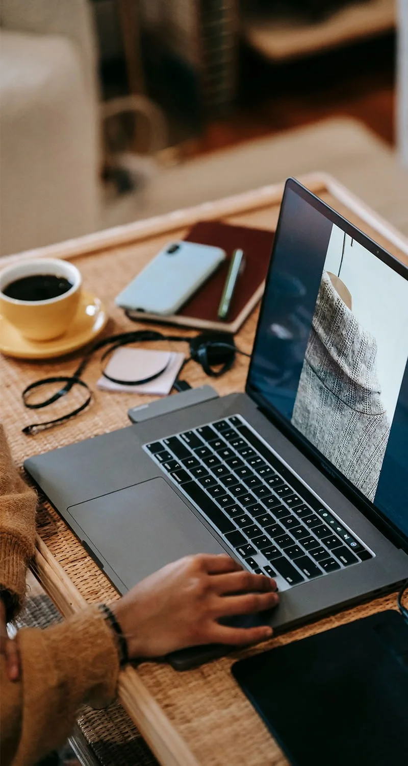 photo d'un ordinateur posé sur une table à côté d'une tasse de café