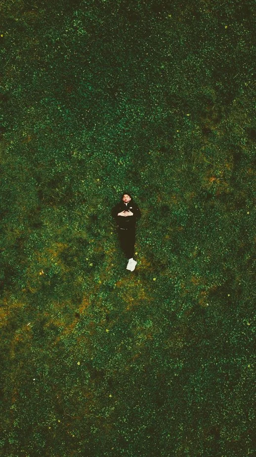 homme allongé dans l'herbe