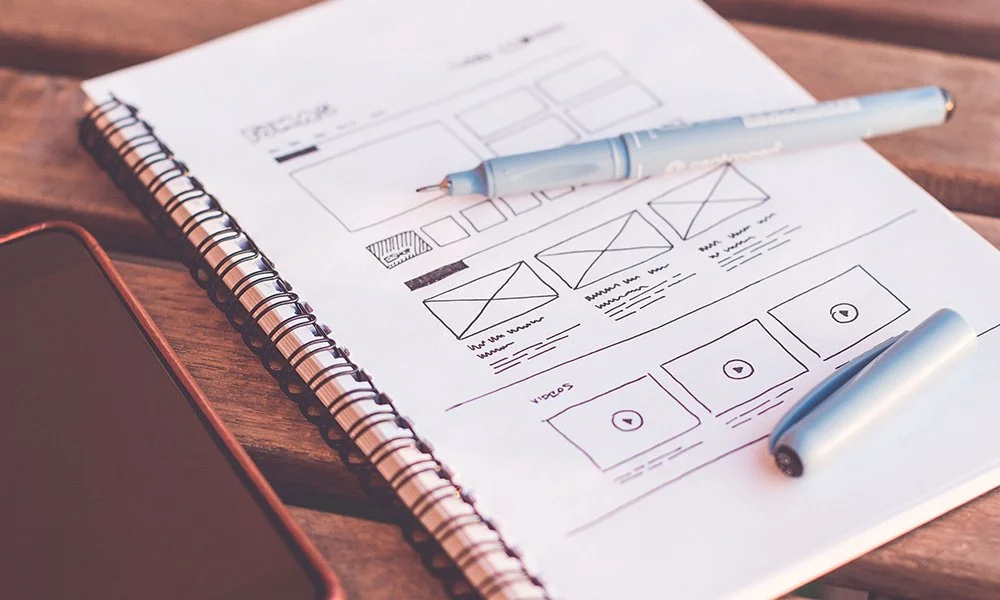 carnet de note qui montre la construction d'un site web