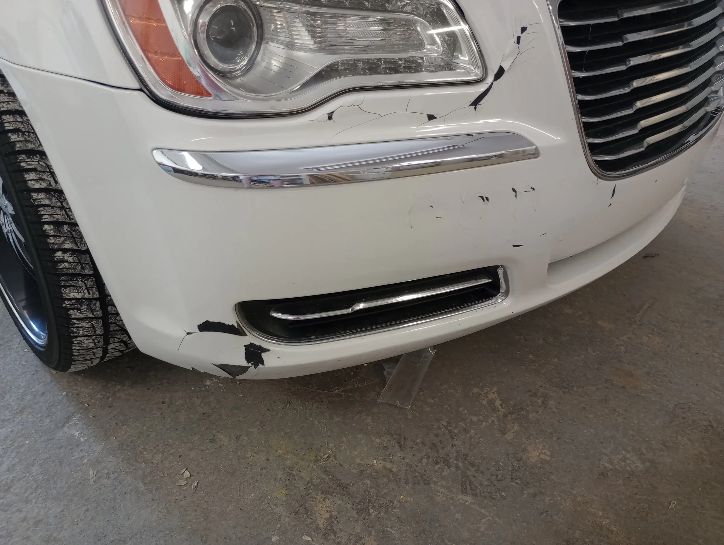Chrysler 300 bumper repair before.webp