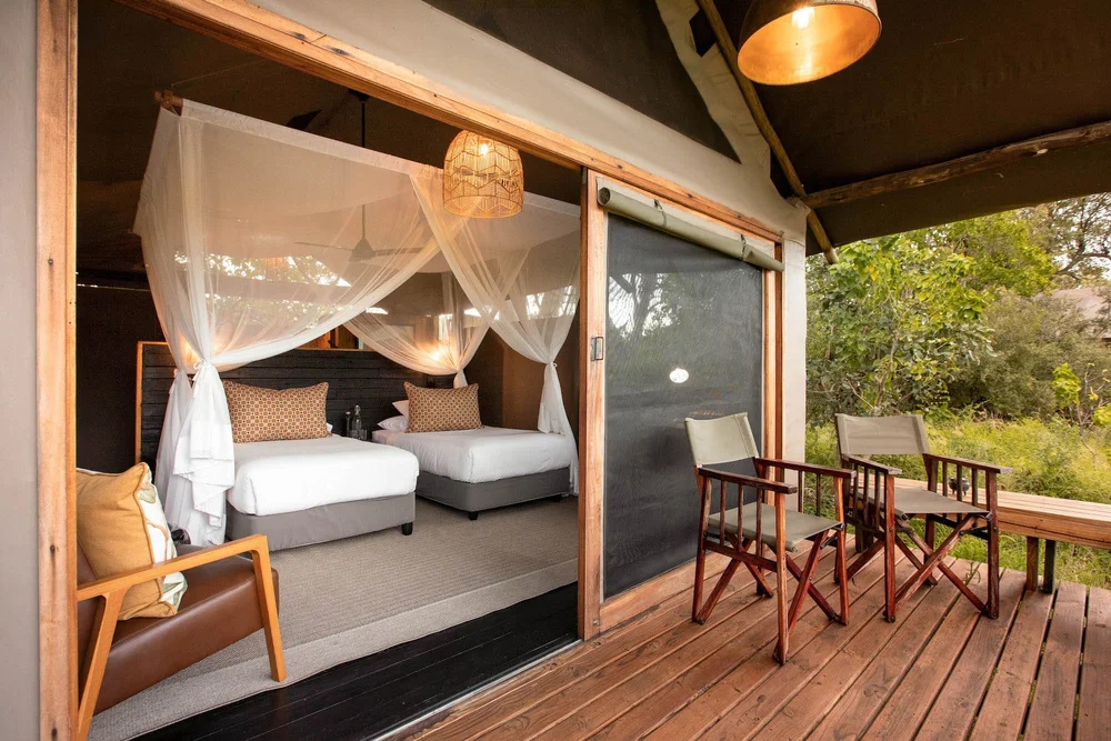 Interior de tenda de safári no Delta do Okavango — Safari Essencial