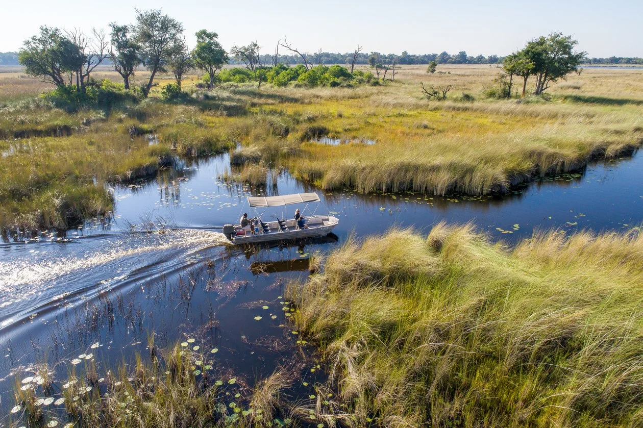 Barco motorizado nos canais do Delta do Okavango em Botsuana