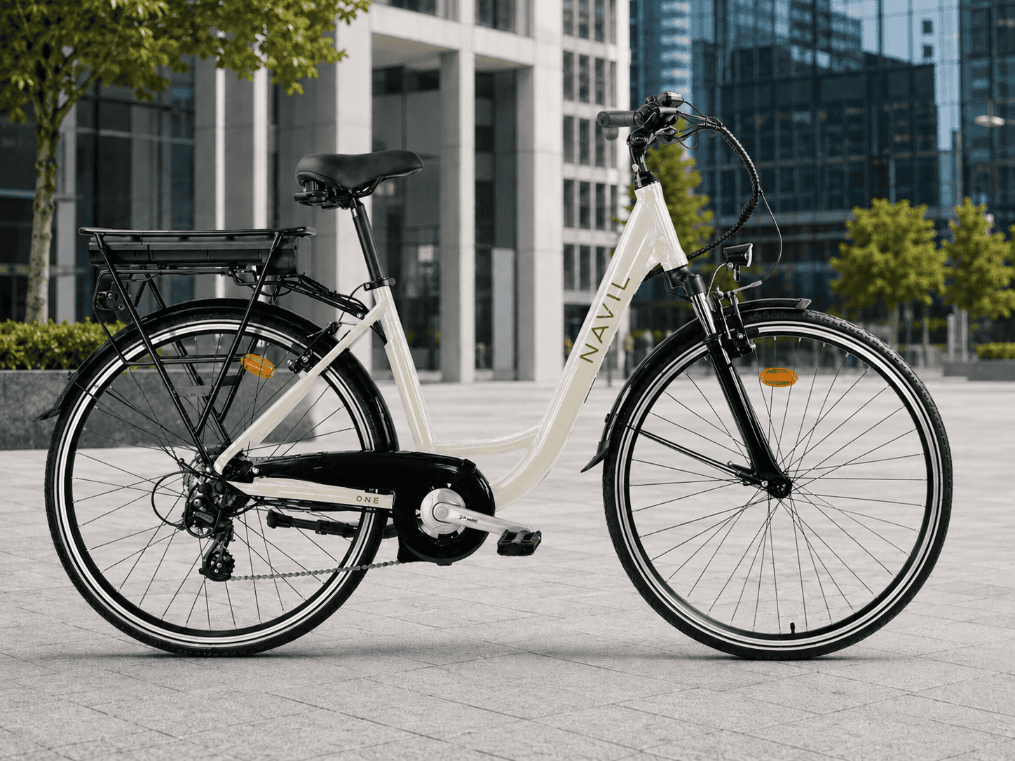 Vélo électrique blanc avec cadre en forme de marche arrière, situé dans un environnement urbain avec des bâtiments en verre et des arbres en arrière-plan.