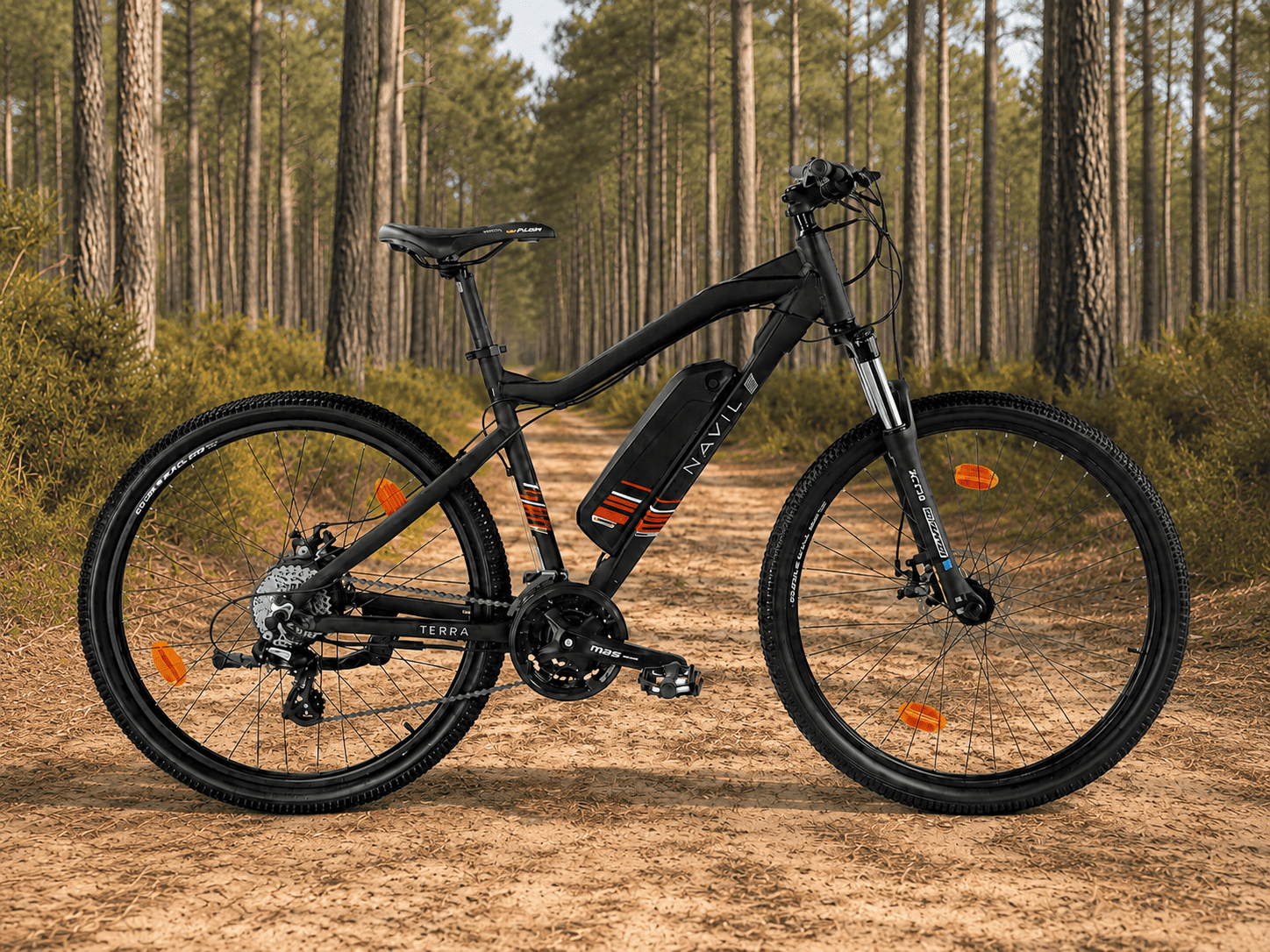 Vélo électrique noir sur un sentier forestier avec arbres en arrière-plan