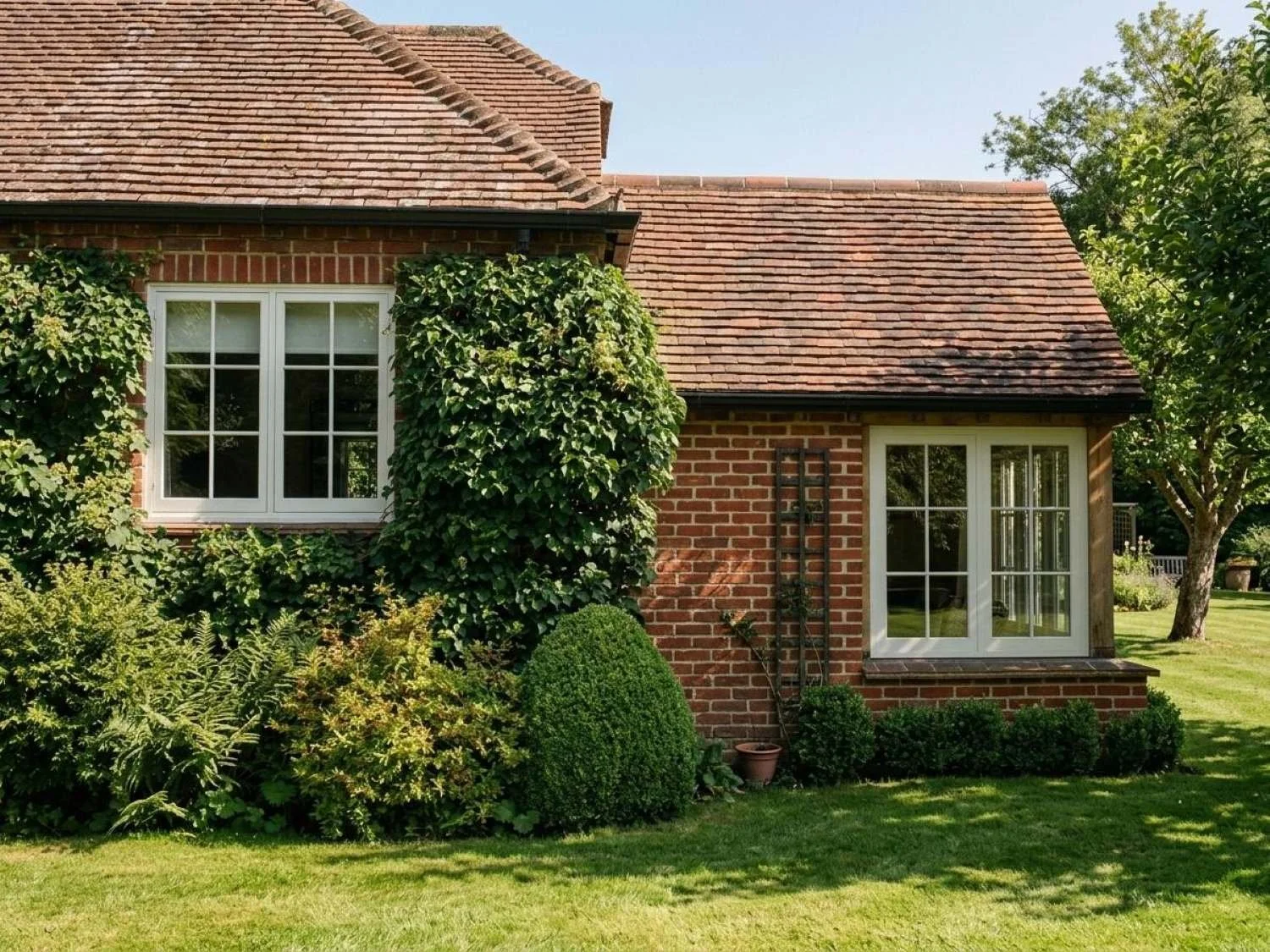 Oak-framed garden room extension in Highclere, Hampshire, creating a light-filled living space with strong connections to the surrounding garden. 