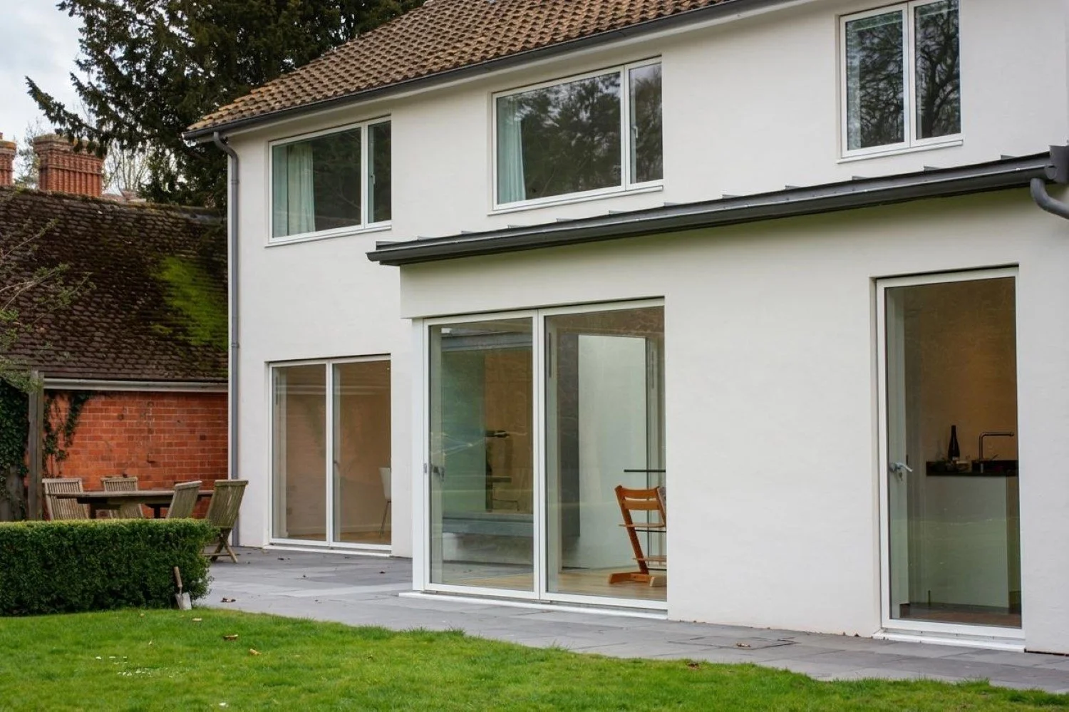 Contemporary house extension and renovation in Whitchurch-on-Thames, Oxfordshire, creating a spacious, light-filled family home with strong connections to the garden - Edge Architecture
