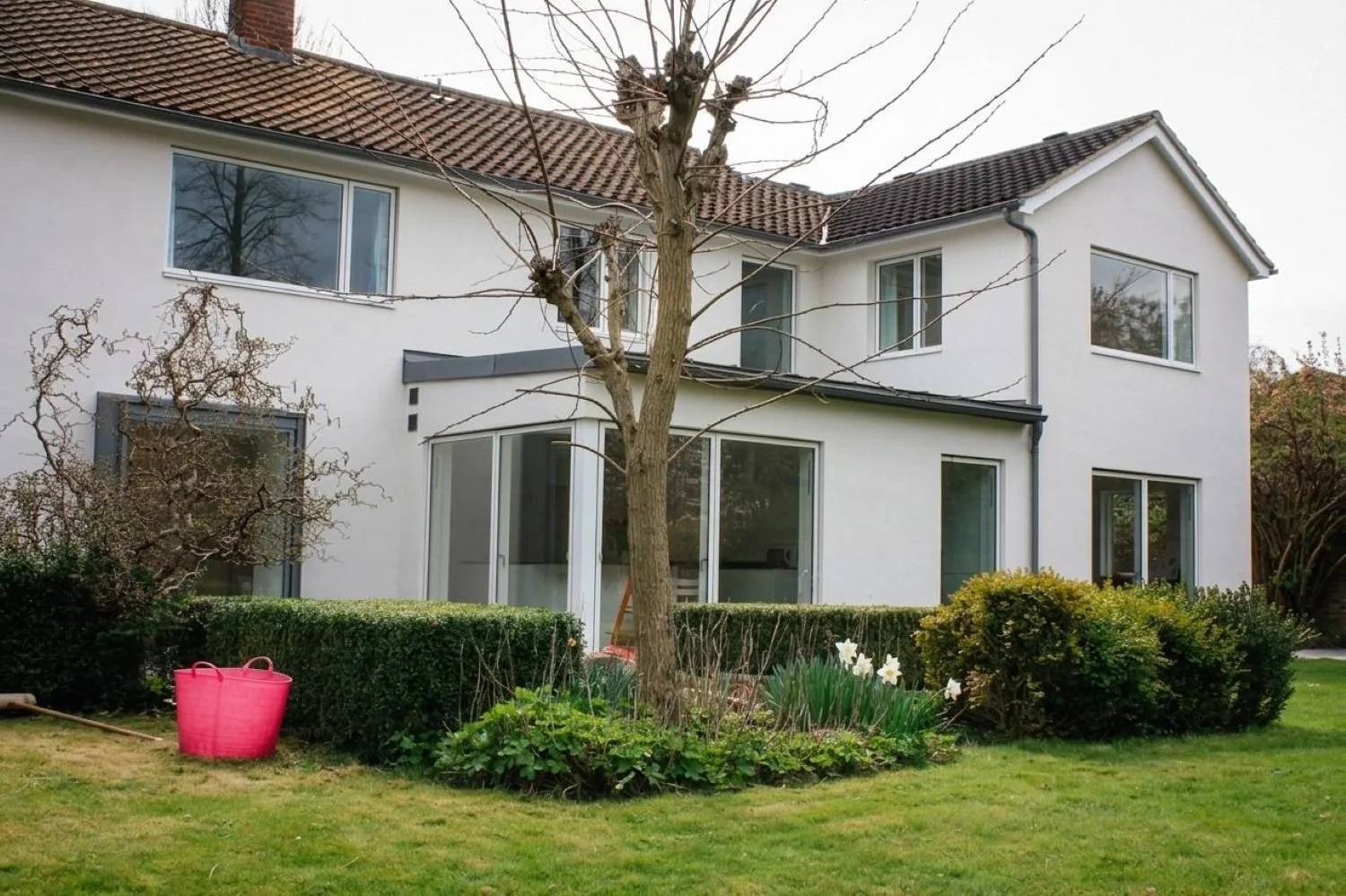 Contemporary house extension and renovation in Whitchurch-on-Thames, Oxfordshire, creating a spacious, light-filled family home with strong connections to the garden - Edge Architecture