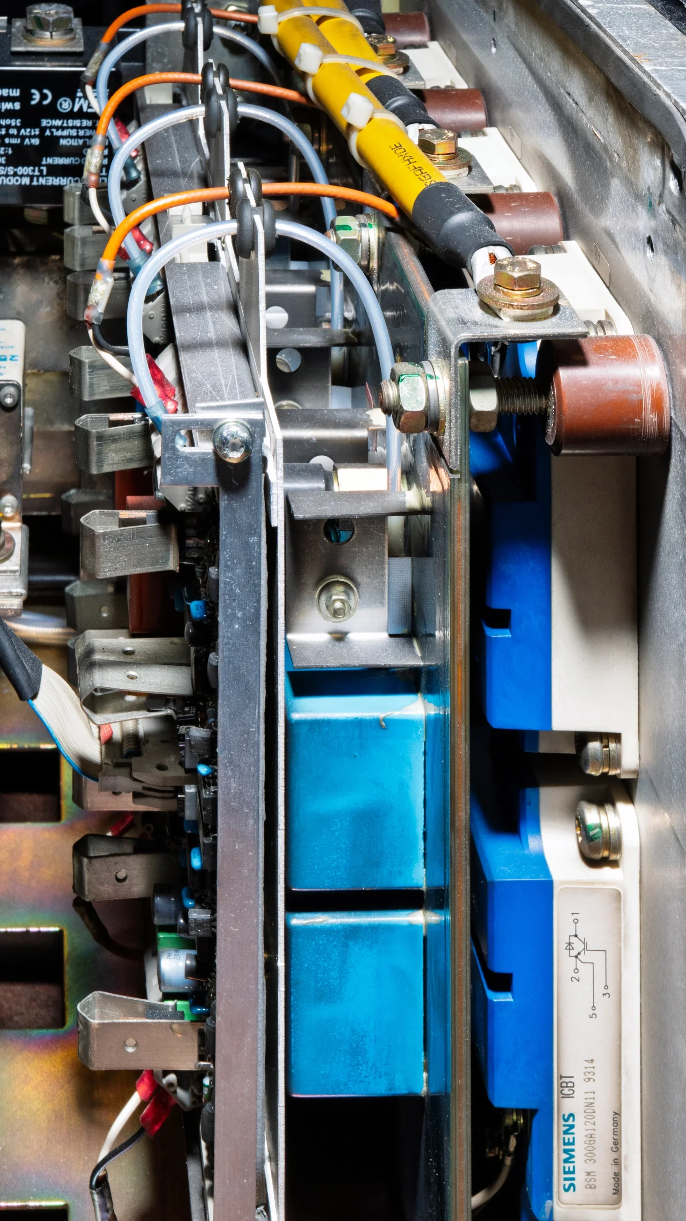 Innenansicht einer elektronischen Maschine mit Kabeln, Leiterplatten und mechanischen Komponenten.