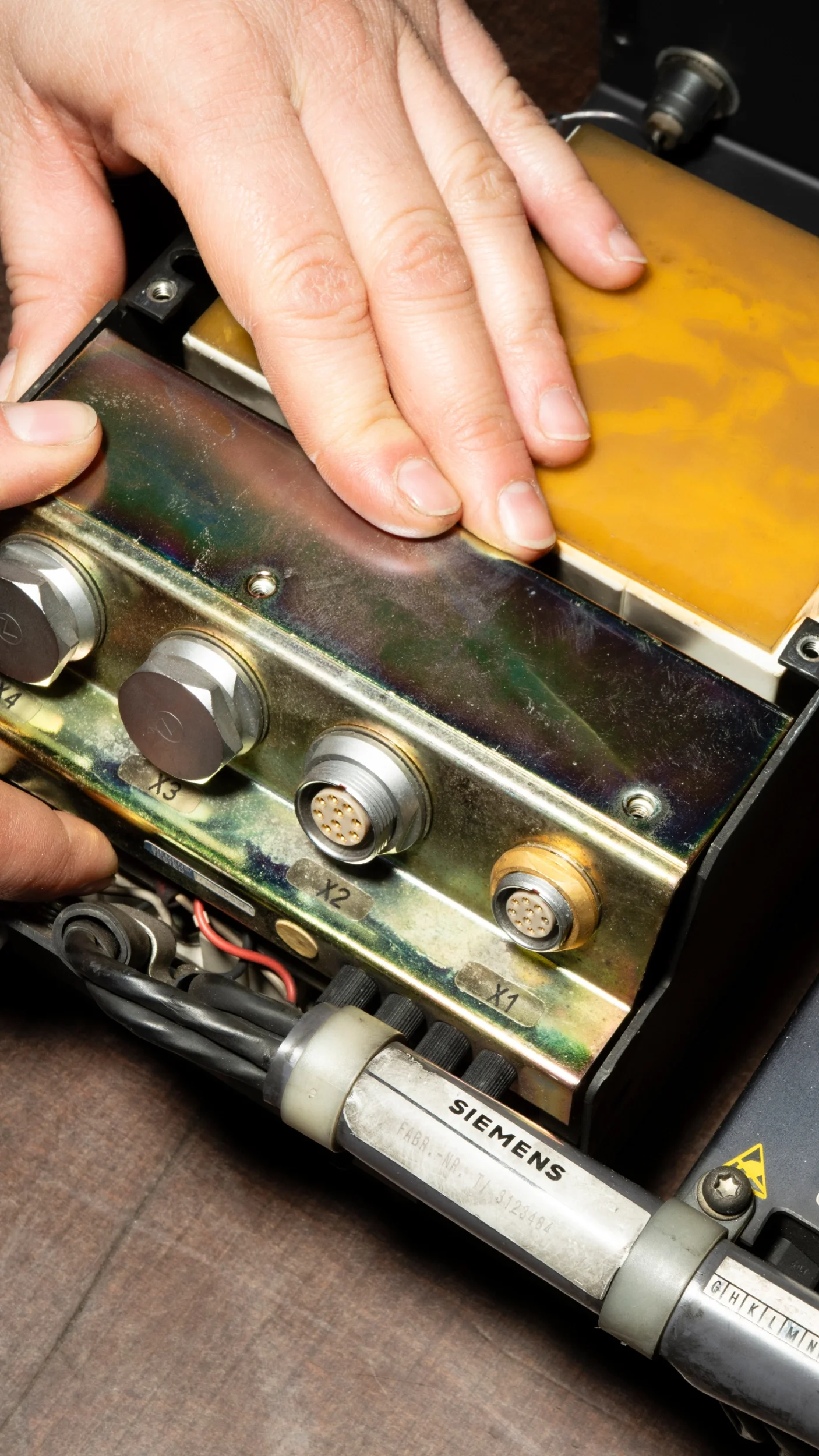 Hand platziert auf elektronischem Bauteil.