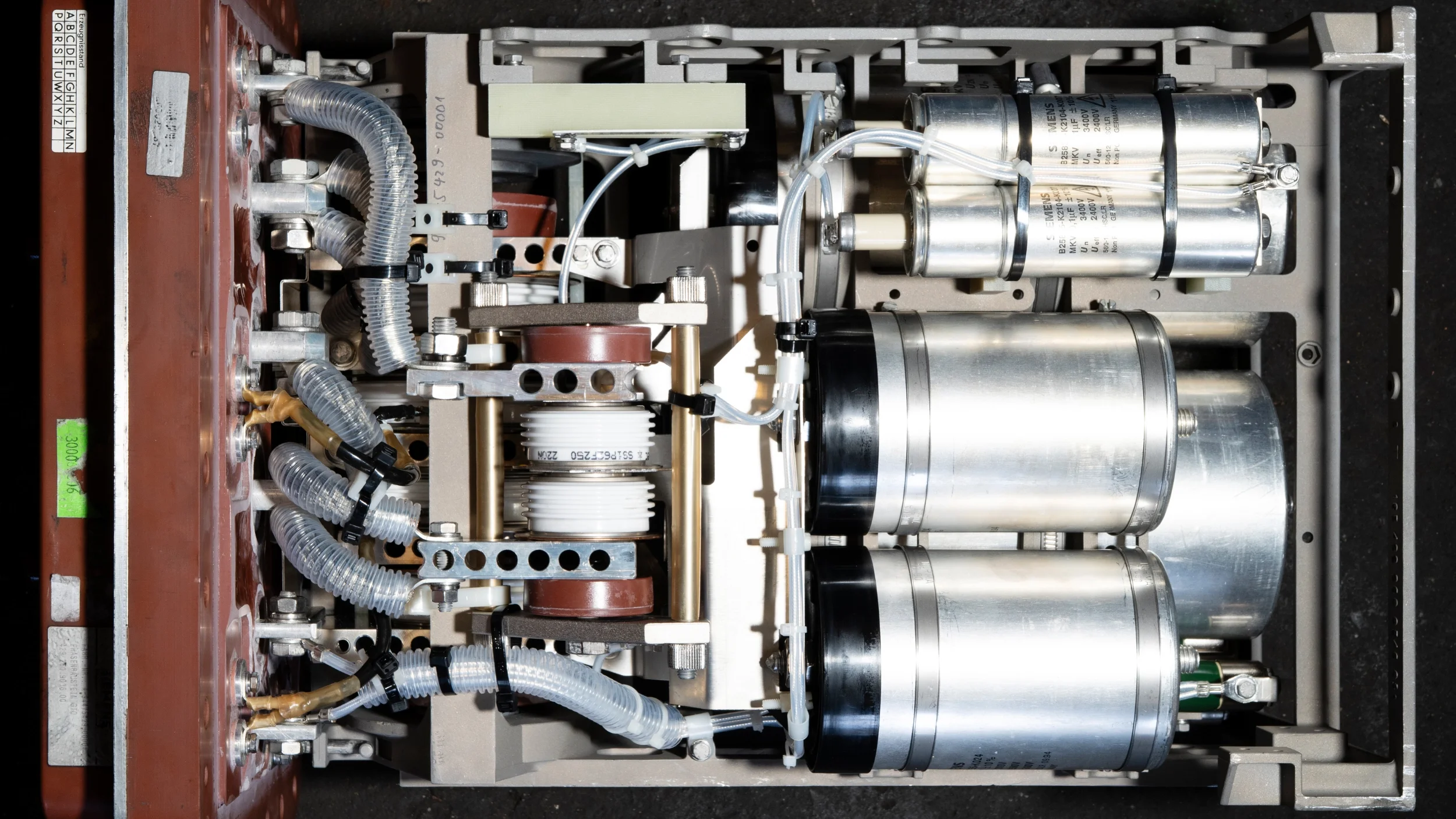 Innenansicht eines komplexen technischen Geräts mit vielen metallischen und Kunststoffteilen, Schläuchen und Röhren.