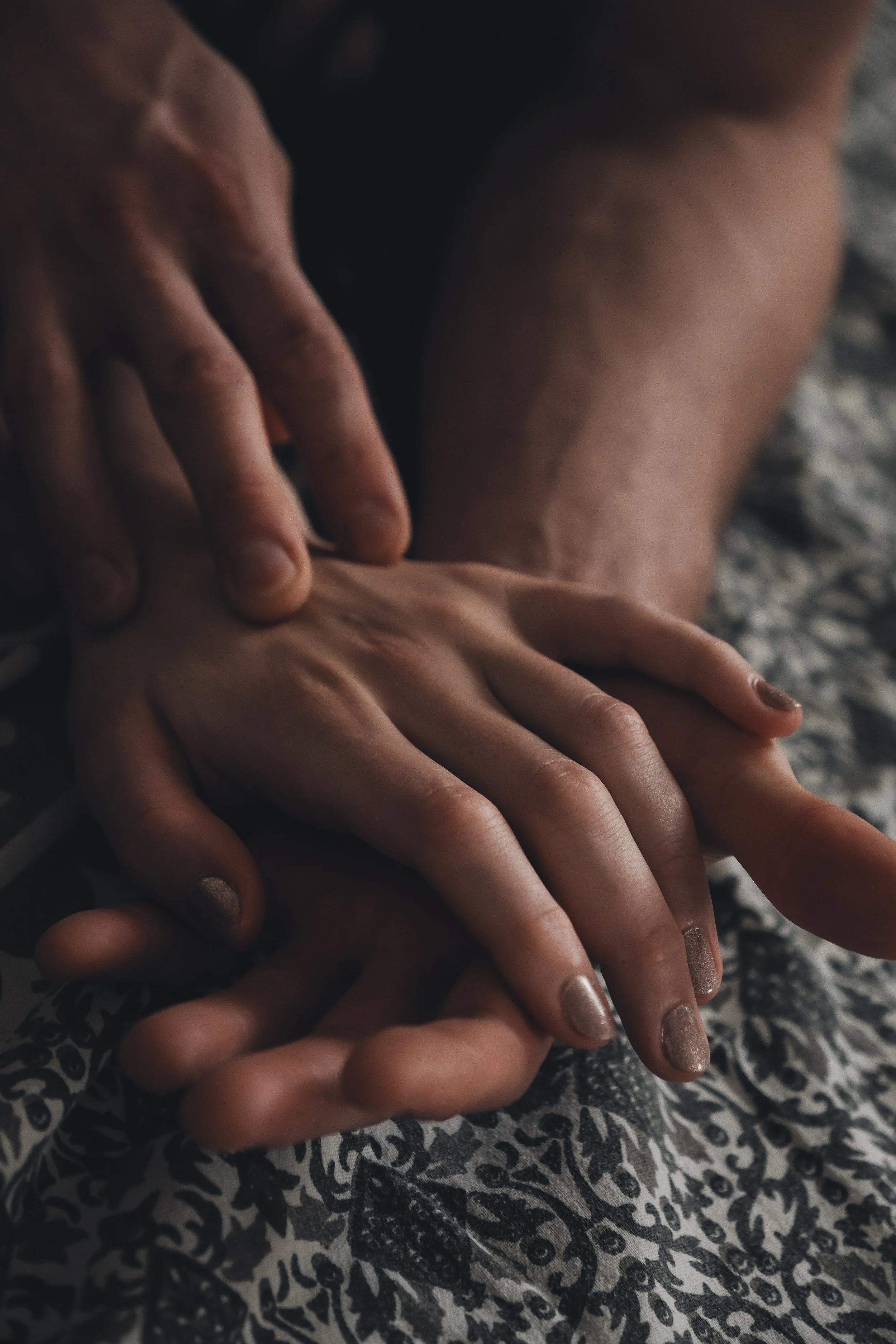 Zwei Hände, die sich im Rahmen einer Tantra Massage sanft berühren und die achtsamen Berührungen einer solchen Massage symbolisieren.