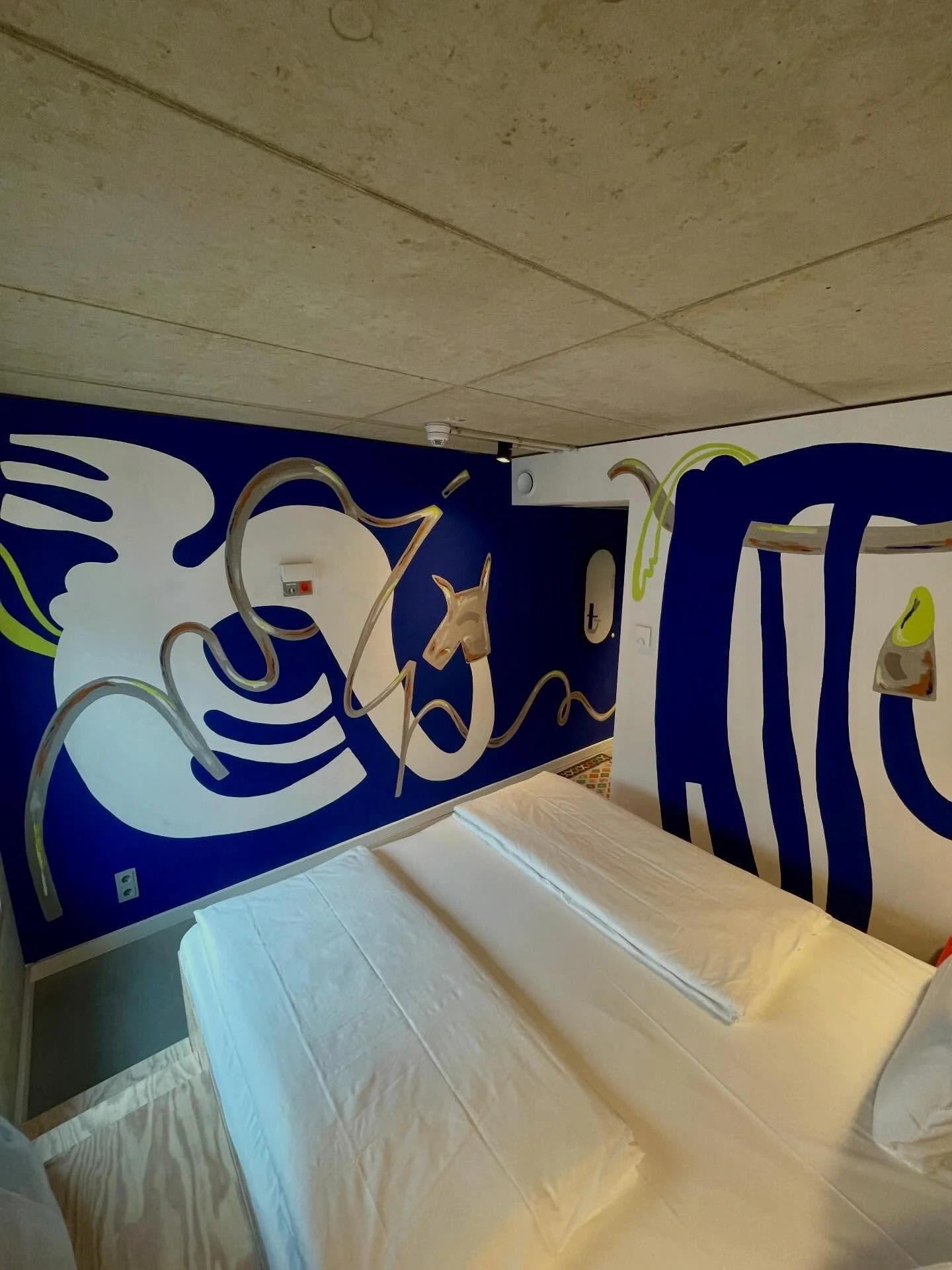 Letzte Woche durfte ich f&uuml;r die @villavivahamburg eines der &laquo;Art Room&raquo; Hotelzimmer bemalen! Merciiimerciii 🧡🎨
.
.
.
#hamburg #artinhotels #mural #wandbild #artandspace @villavivahamburg