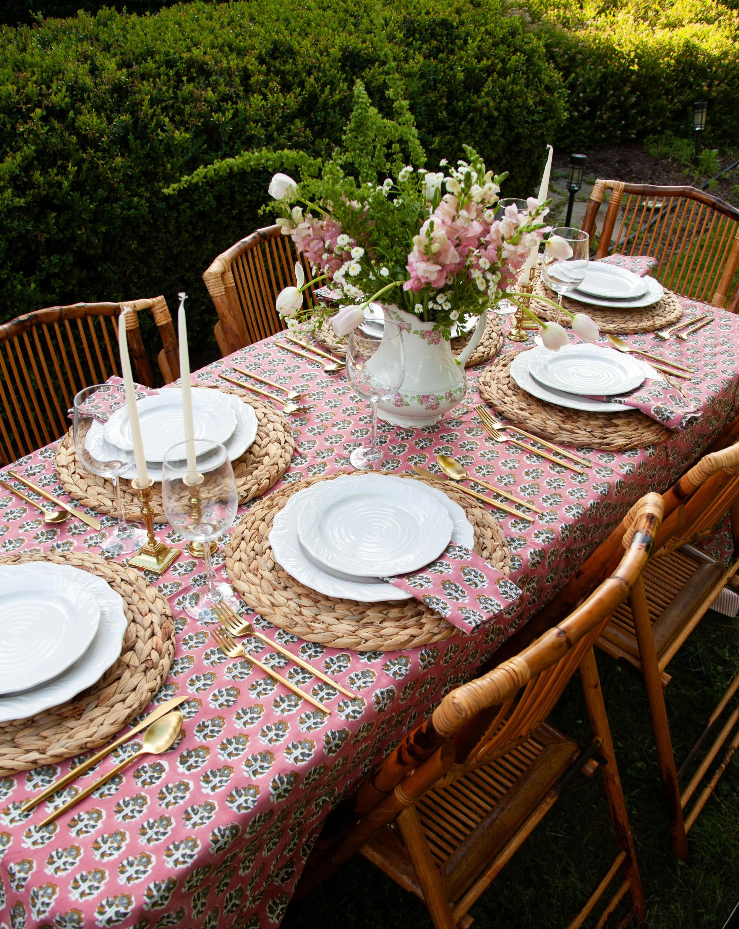 Bitches love a summa&hellip;and a table that looks like this ☀️🍸

The Blush Edit is the perfect excuse to gather, pour something cold, and make dinner feel a little more fun.

#tablescape #tablescapestyling #leesburgva #summerdinnerparty