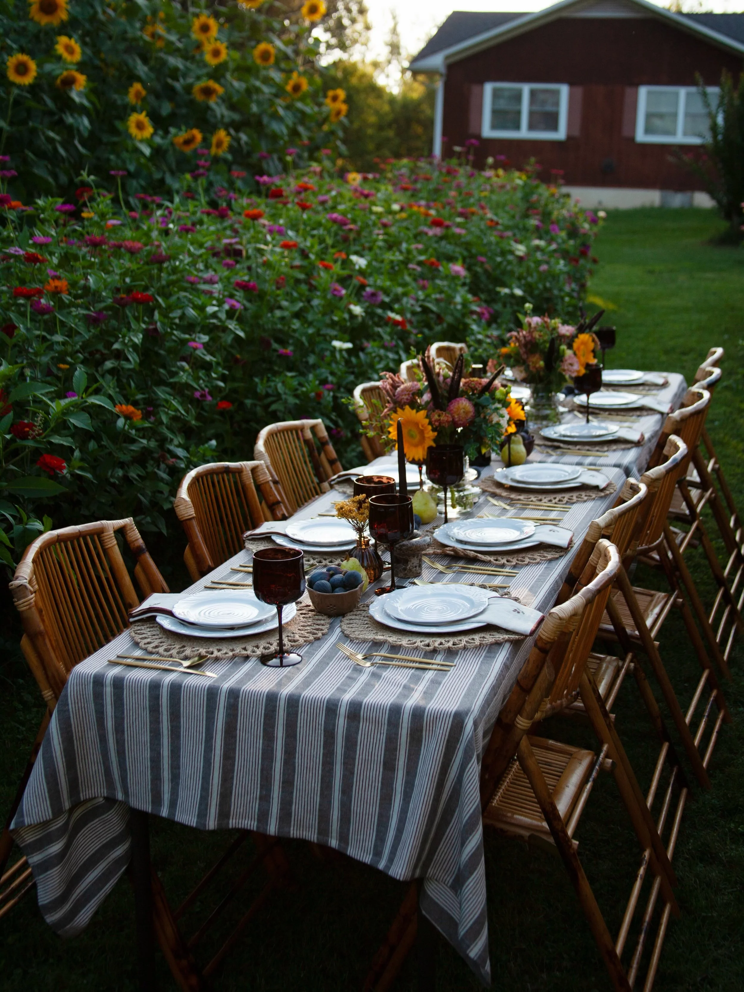 A little late-summer magic 🍐🌻

Golden hour, garden flowers, warm amber glassware and a table made for lingering long after dinner is over.

Friendsgiving, a fall f&ecirc;te or Thanksgiving dinner on the calendar? Consider this your sign to book you