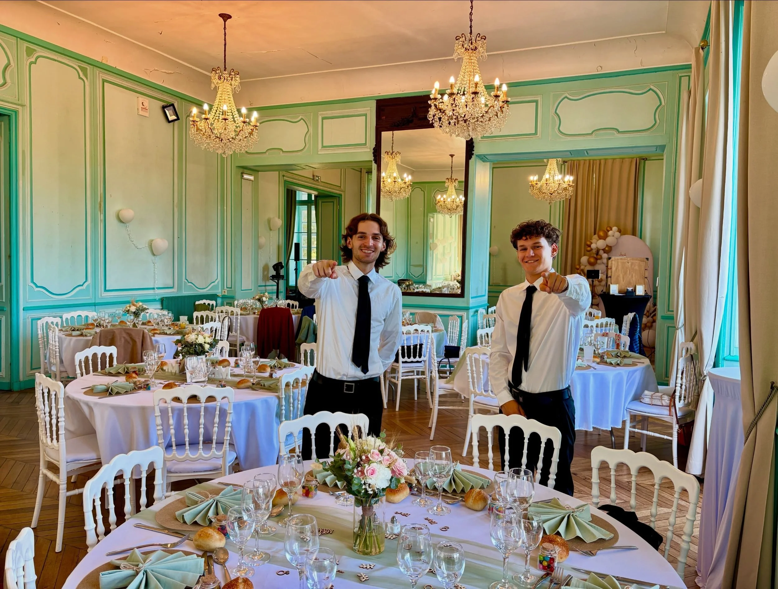 Chez Arostia R&eacute;ception, le professionnalisme s&rsquo;exprime aussi avec le sourire, la discr&eacute;tion et la bienveillance. ✨ Une &eacute;quipe qui travaille dans la bonne humeur et la bonne entente, c&rsquo;est une &eacute;nergie qui se res