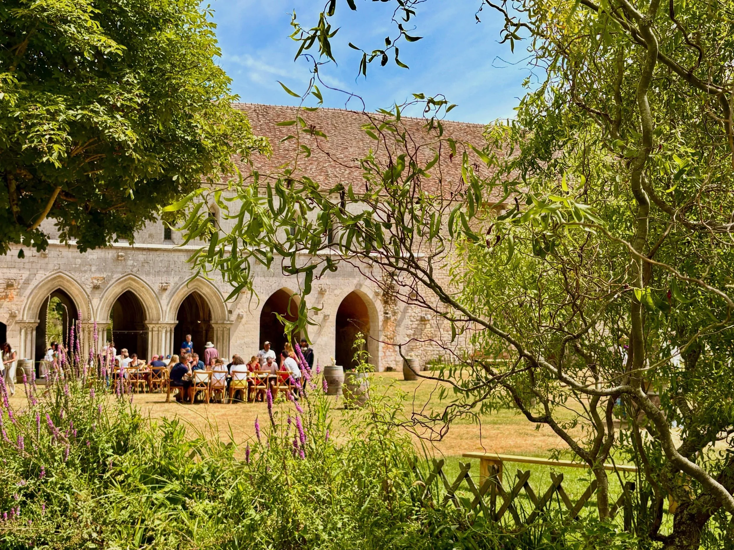 Une ambiance champ&ecirc;tre au c&oelig;ur d&rsquo;une abbaye d&rsquo;exception&hellip; 🌿✨

Chez Arostia R&eacute;ception, nous cr&eacute;ons des &eacute;v&eacute;nements qui s&rsquo;adaptent &agrave; chaque lieu et &agrave; chaque envie, dans un ca