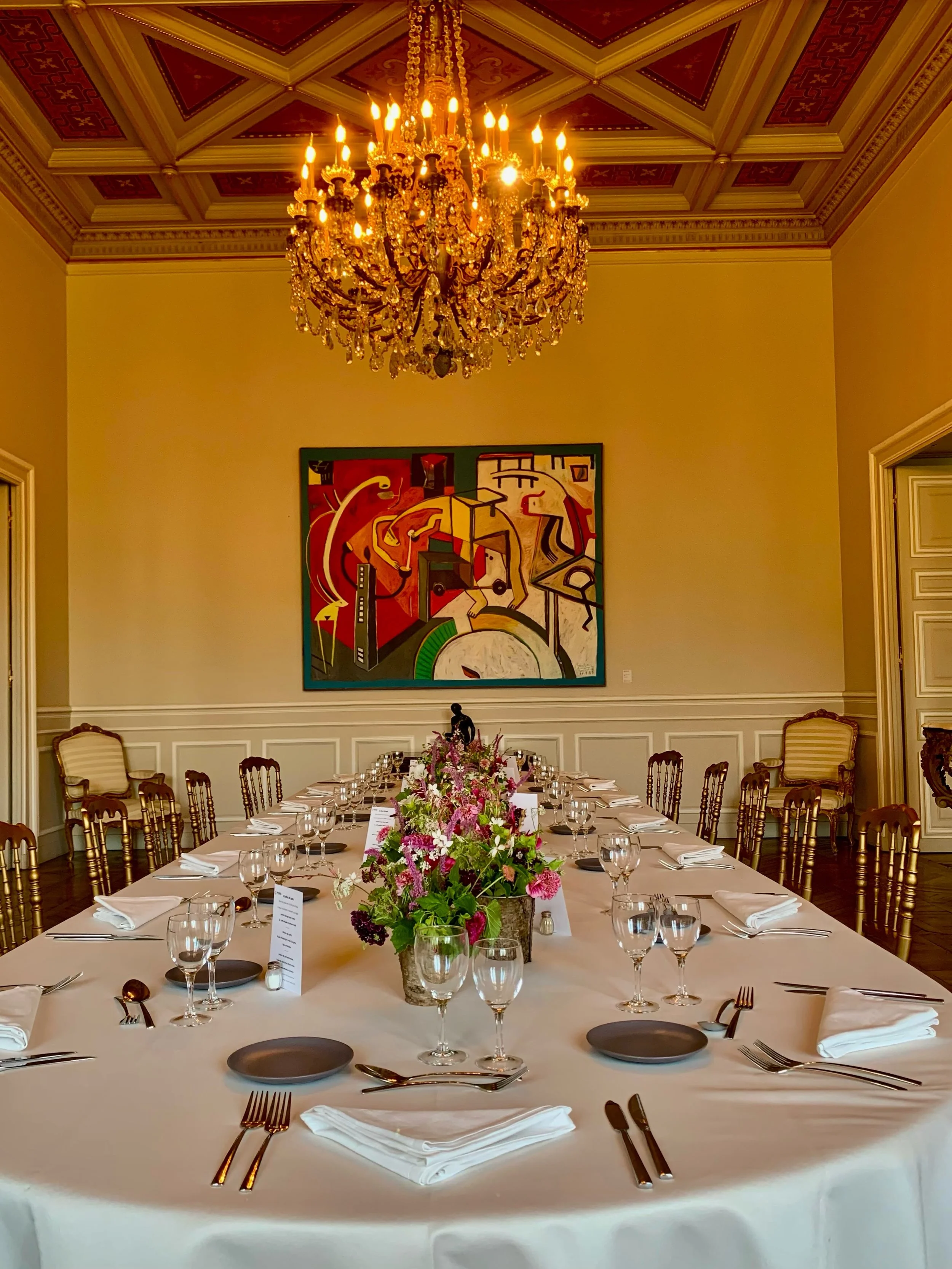 Chez Arostia R&eacute;ception, chaque d&eacute;tail compte.

Une table &eacute;l&eacute;gamment dress&eacute;e, un centre de table fleuri aux couleurs &eacute;clatantes, une harmonie pens&eacute;e jusque dans les moindres finitions&hellip; Parce que 