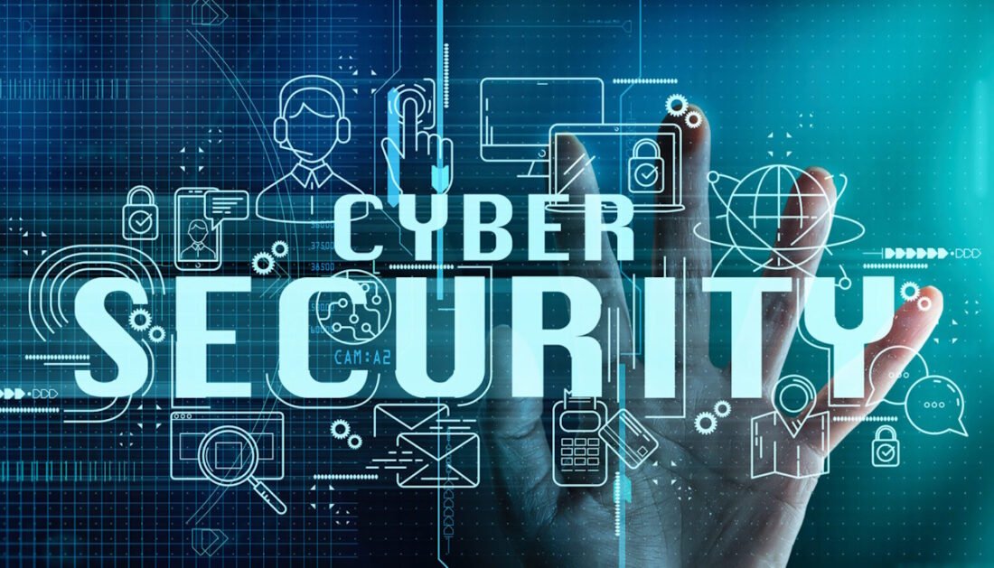 Grafik mit digitalen Symbolen und der Aufschrift 'Cyber Security' auf einem Bildschirm, mit einer Hand, die darauf zeigt.
