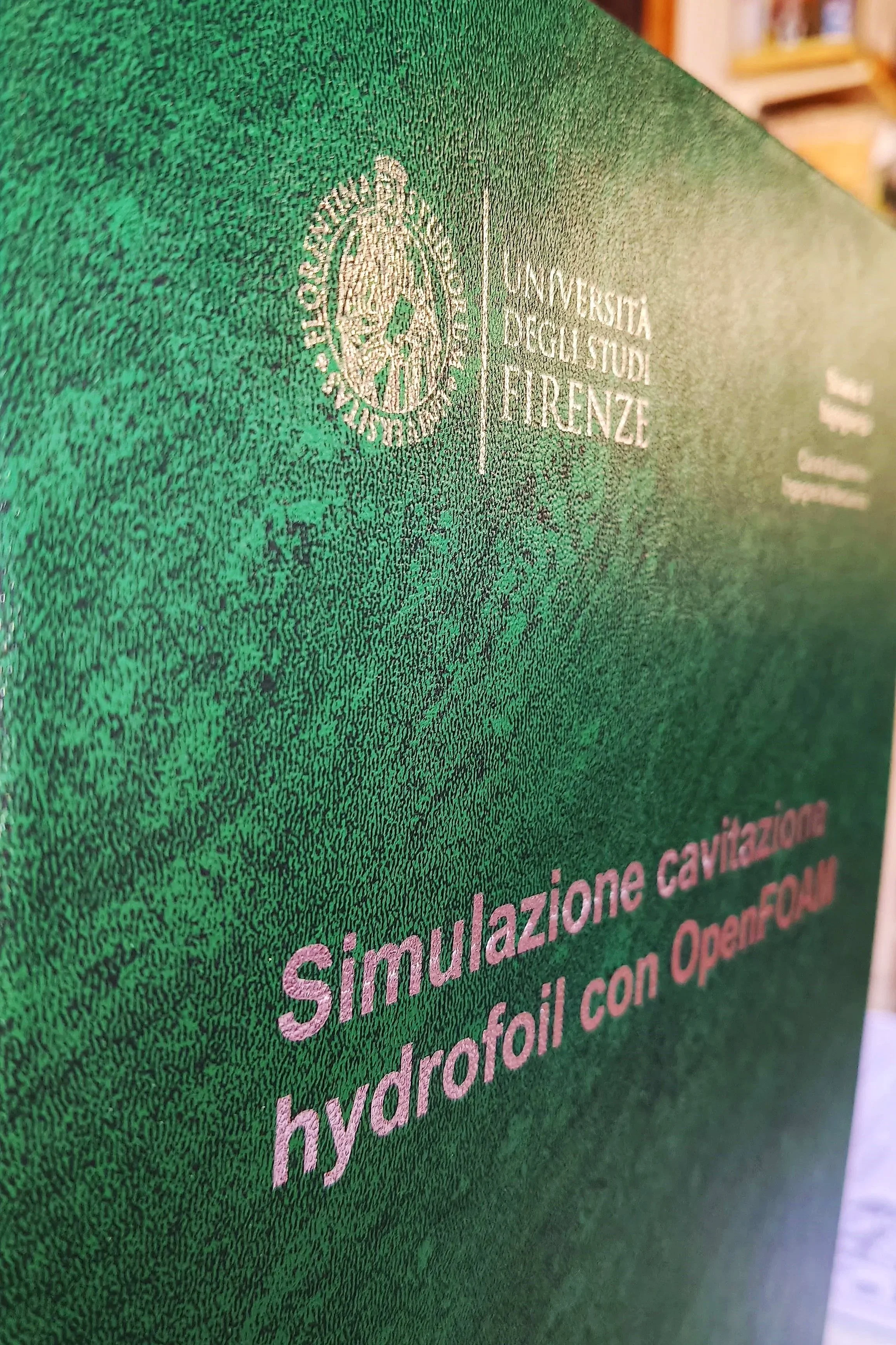 Tesi cartonata. Materiale: eco-pelle verde. Scritta: foglia d'argento.