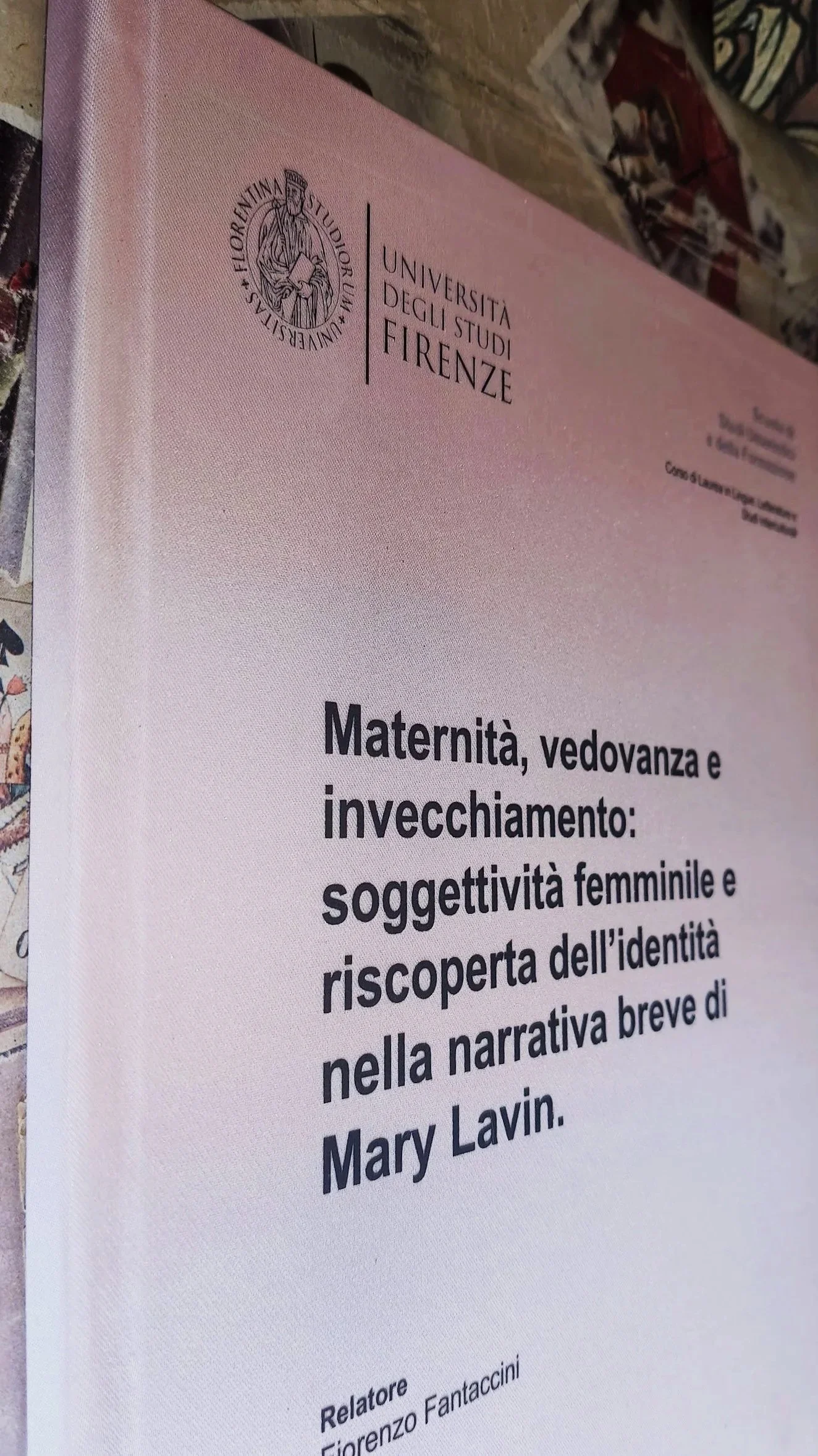 Tesi cartonata. Materiale: tessuto rosa. Scritta: inchiostro nero.