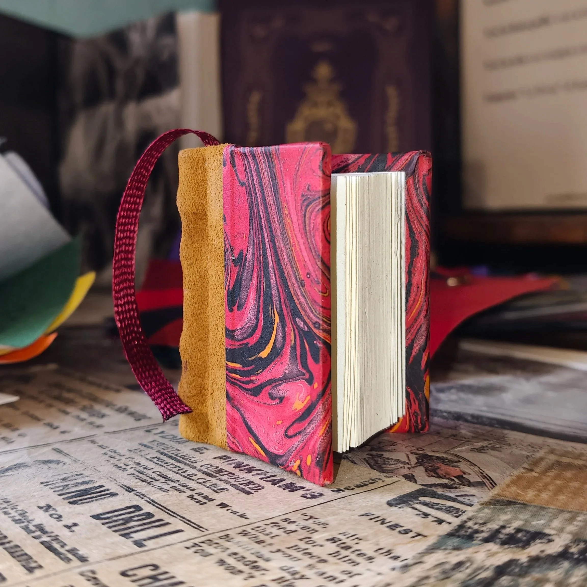 Mini libro antico con dorso in pelle e copertina in carta fiorentina