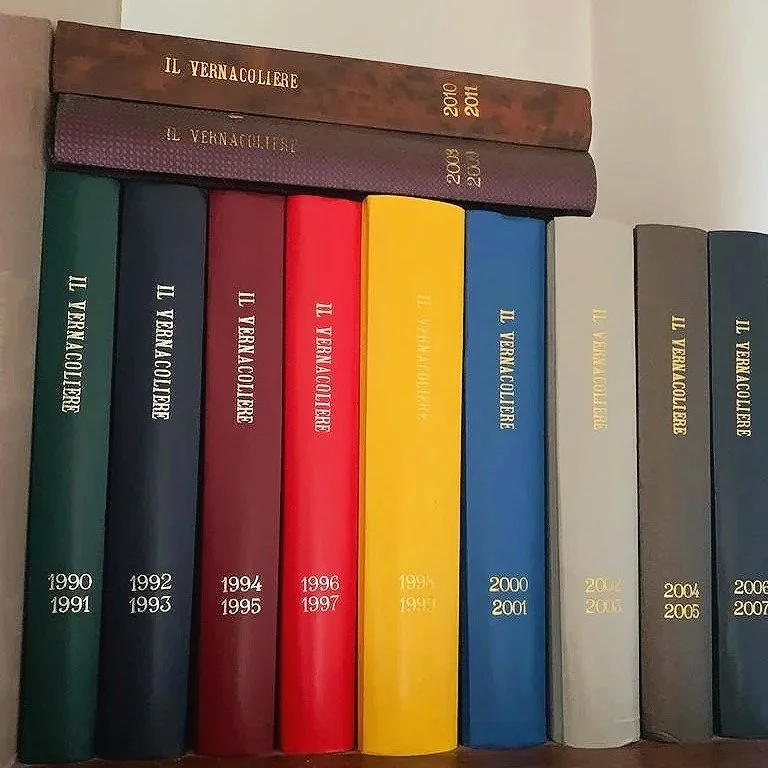 Collezione «Il Vernacoliere» rilegate con copertine in eco-pelle colorate e scritta in foglia d'oro